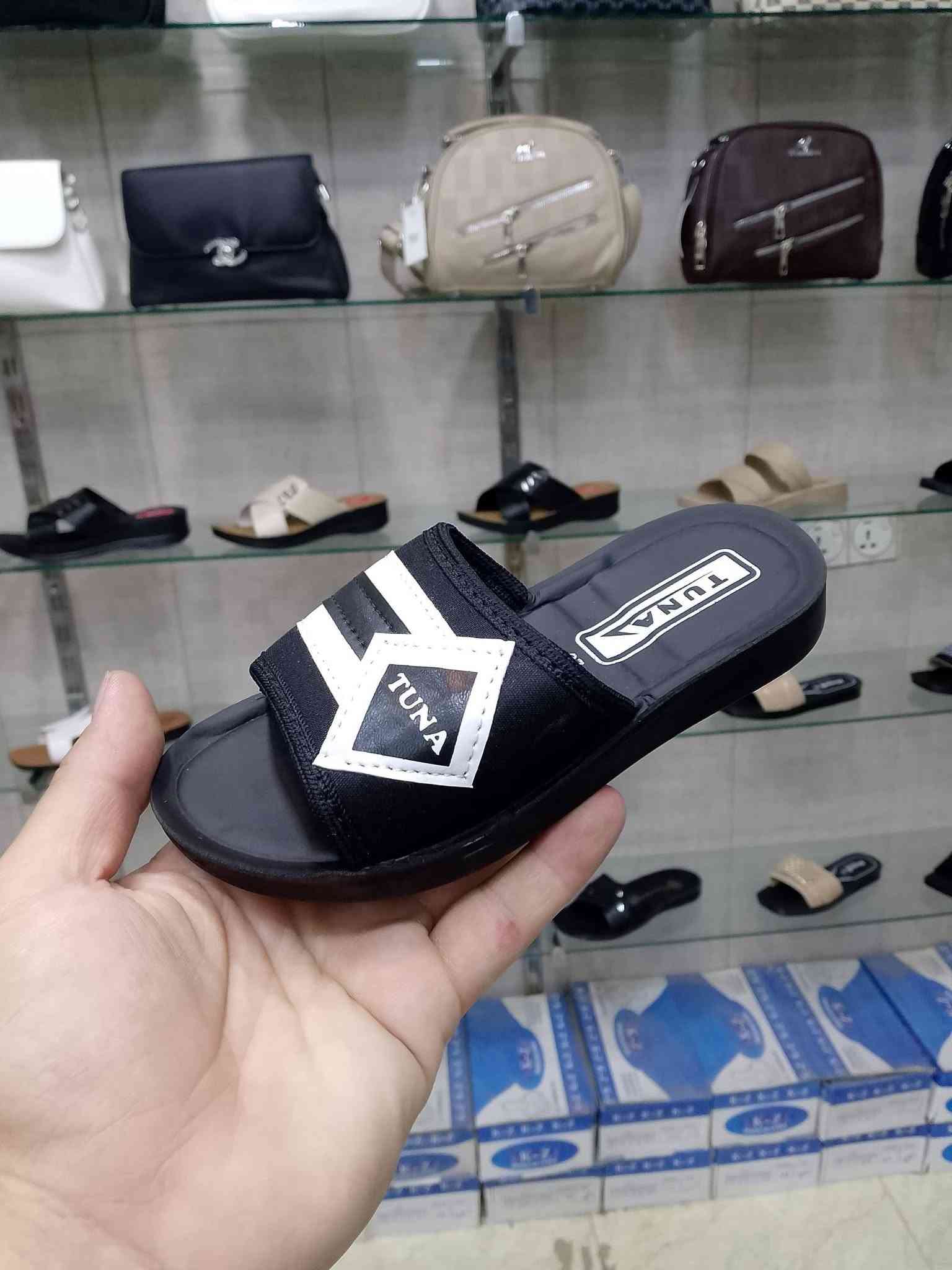 الحمدلله وبفضل الله 🌹 وصول أكثر من موديل جديد داخل معرض اميرتي للحقائب والأحذية 🛍️✨

👡 تشكيلة كبيرة ومتنوعة من الشحاطات:
👨 رجالي
👦 ولادي
👧 بناتي
👩 نسائي
👶 أطفال

🔥 الأسعار من 3 آلاف إلى 5 آلاف فقط
أسعار مناسبة للجميع، وجودة وموديلات ترضي مختلف الأذواق ❤️

✨ أكثر من موديل وشكل ولون
✨ قياسات متنوعة
✨ ومستمرين وياكم بتوفير البضاعة الجديدة بشكل يومي، وما نخليكم محتاجين أي شي إن شاء الله 🙏

📍 العنوان: خانقين – قرب سوبر ماركت فرمان وقرب مدرسة الجرير

🚚 التوصيل داخل خانقين فقط 2000 دينار
📲 للحجز والاستفسار واتساب:
***********

🔥 احجزوا موديلكم قبل نفاد الكمية 🔥
معرض اميرتي للحقائب والأحذية — أسعار نعتادكم عليها وبضاعة مستمرة وياكم ❤️
