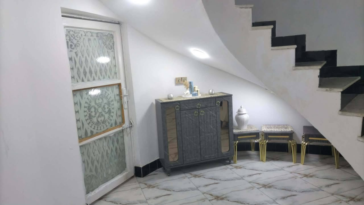 بيت في مجمع توحيد  قرب السكة مساحة 200م ثلاث غرف نوم مجمع داخليه وخارجيه مع سويت في غرفه من الغرف 200متر سعر 150
