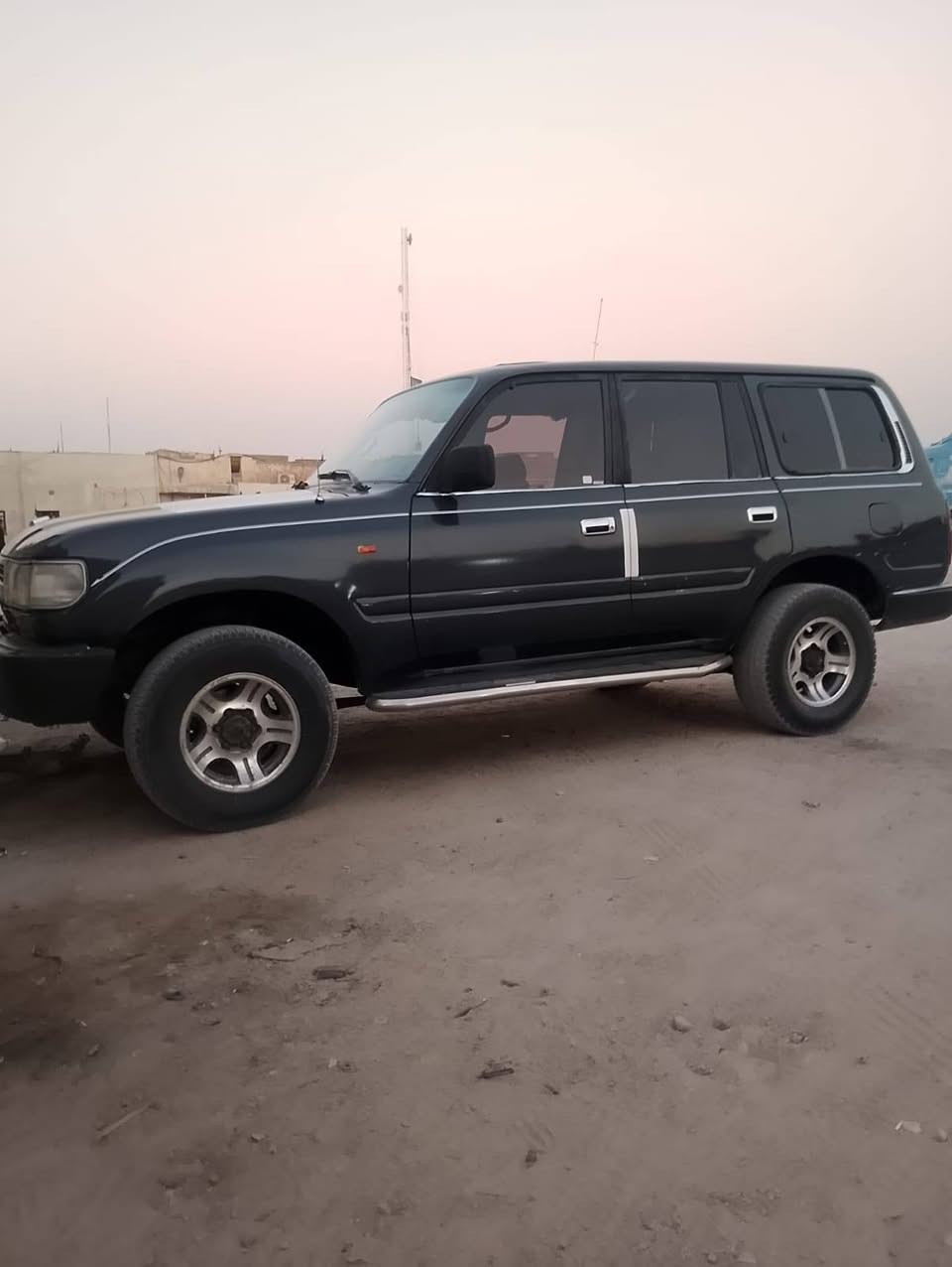 سلام عليكم من رخصت الادمن لاند گروز قديم مكفول  بغداد تحويل ثاني يوم  سنويه ل 27 نهايتها سيارة جاهزه عال العال مكينه وكير صندوك تخم تاير تبريد حداده سياره بصمه تحكم رموت...السعر 60 ومجالها بصيط.. العنوان بصراا الزبير 
اتصال ***********..
