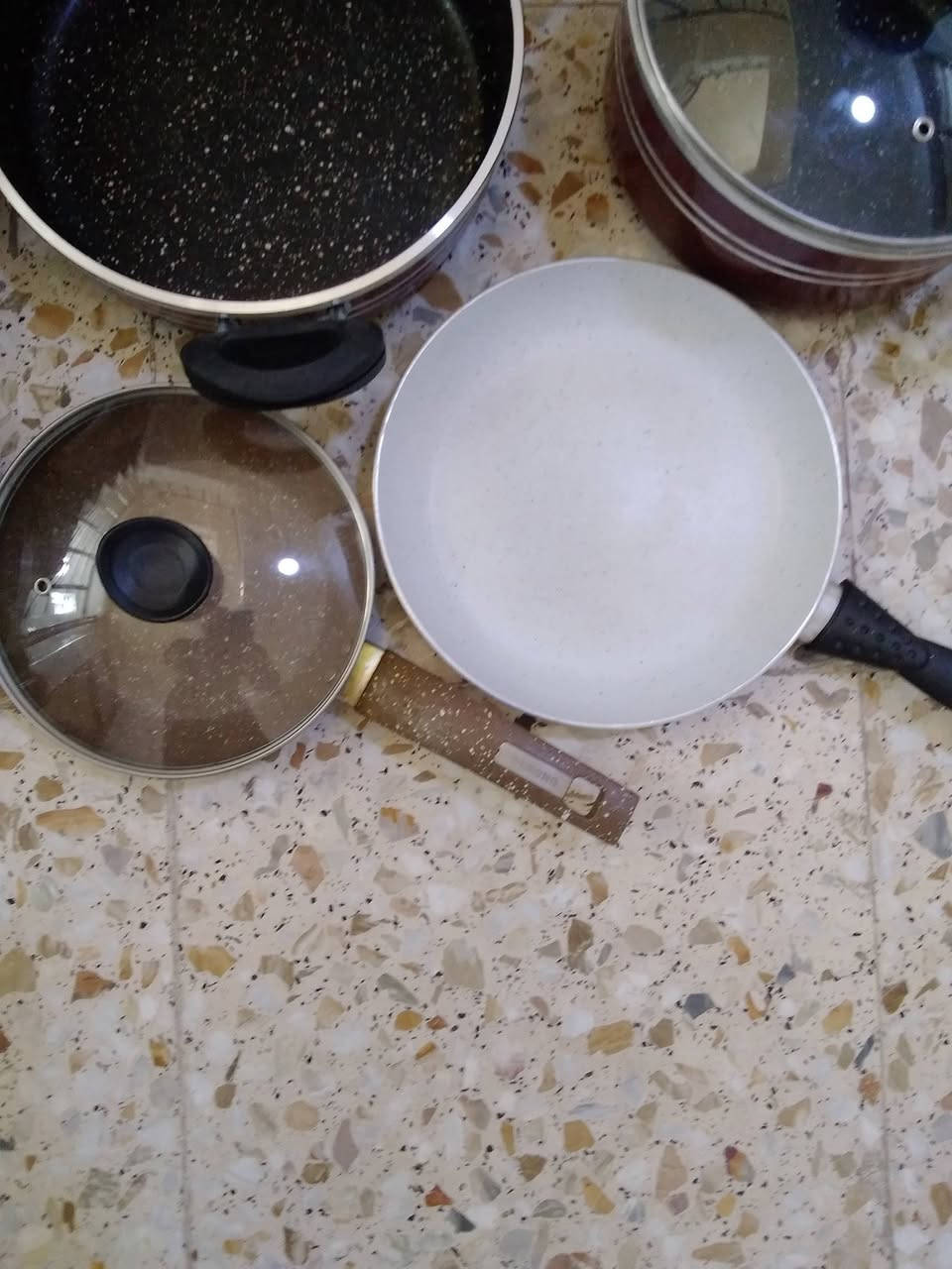 السلام عليكم عندي هاي الجدورة و الطاوات البيع نضيفات كلش مكاني الشعب ***********السعرة٣٥ الف نقص بس قبقين ٦ قطع
