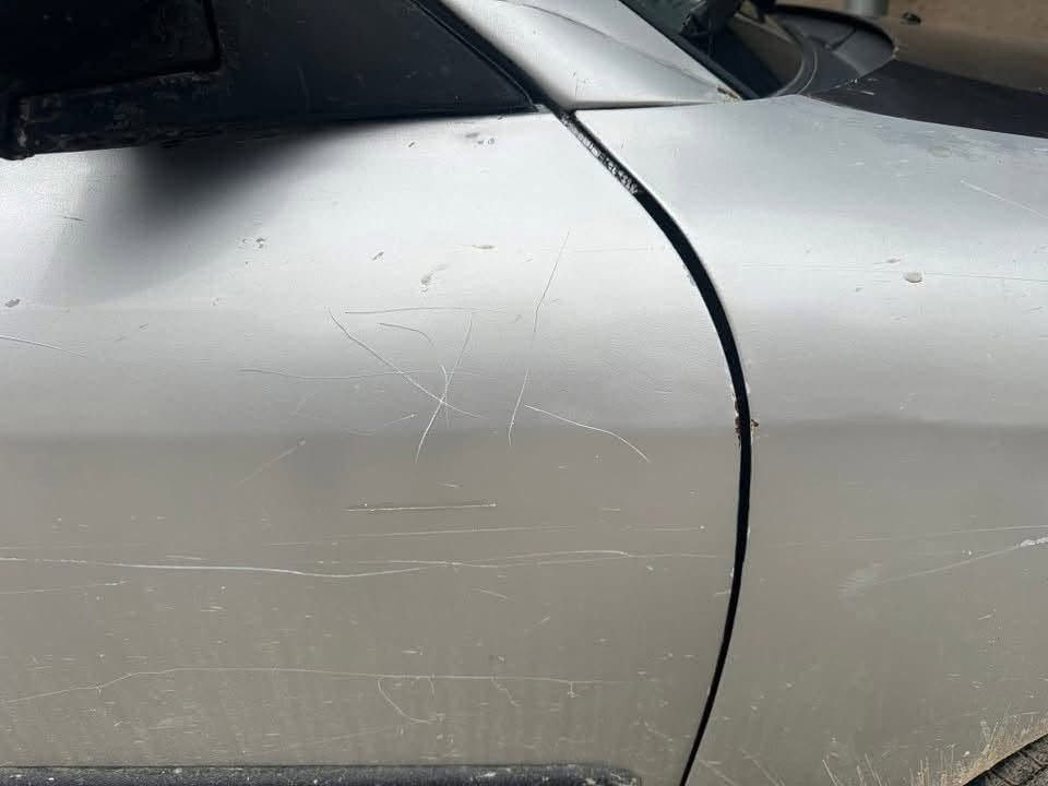 السلام عليكم
سوناتا موديل 2000 
محرك 2000 وكير عادي مكفولات شرط ..
مسويلها سونار  مابيها اي عيب شرعي 
تدفئه تبريد دواخل كهربائيات كلها شغاله 
تحتاج صبغ  اثرشخوط
السياره هذا وضعها كدامك 
رقم بغداد الماني .. وبأسمي مداور ثاني يوم ..

السعر36$بيها شويه مجال 
بيع مستعجل لضروفي الخاصه 
مكاني صلاح الدين (تكريت)
***********
