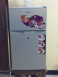 اخوان ثلاجه حجم وسط تبريد ثلج استعمال قليل اي عطل ما بيها السعر ١٦٠ و ...