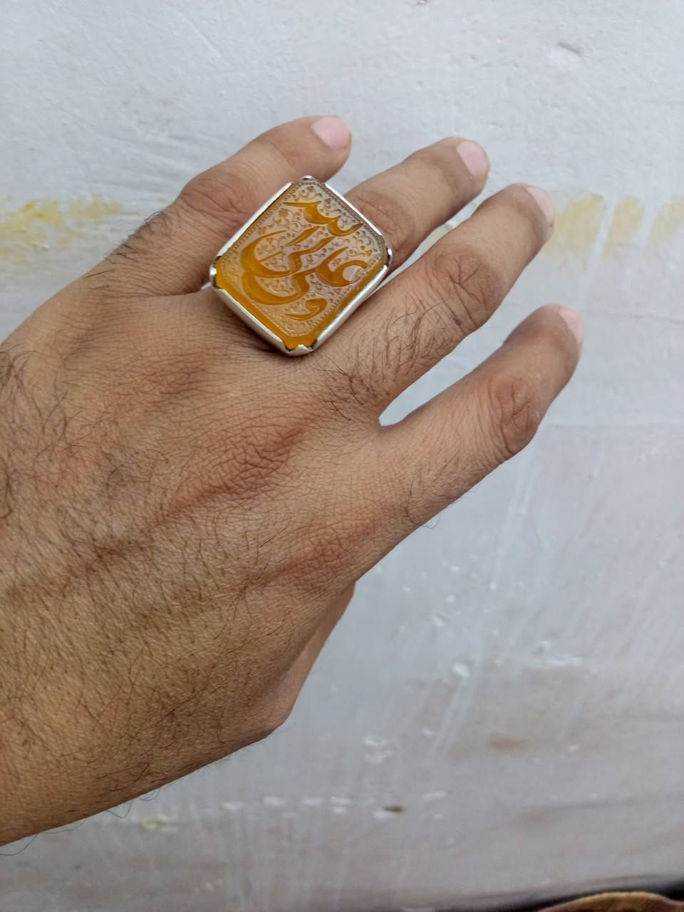 السلام عليكم يماني أصفر أو مشمشي قديم للبيع اتصل على الرقم التالي ***********
