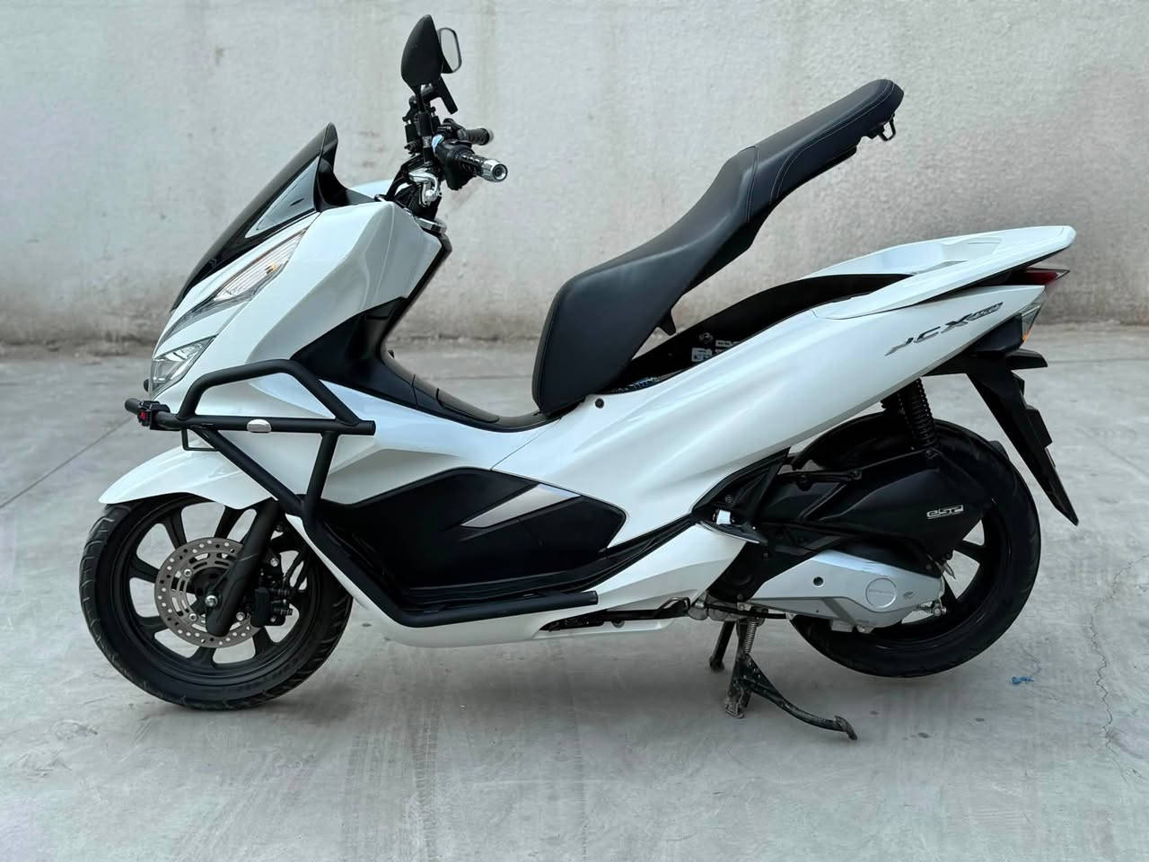 السلام عليكم للبيع 
دراجه pcx الجيل الثالث
#ياباني KF محرك 150cc 
المكينه مكفوله والدراجه جديده ونظيفه وكلشي بيها شغال وعلى ايدي اخذتها من وليد الياباني بشارع الضلال 
صارلها اقل السنه عندي ماشيه 23 الف
حساس ازدحام 
ستاند كهربائي 
منفذ شحن 
بصمات ثنين
جادر حمايه اصلي
درع حمايه + طفاية حريق وقاعده
وعليها اكسسوارات بسيطه موضحات بالصور  
بانزينها محسن و دهن اصلي ابدله يم وكالة ضياء سبيسي اوراقها موجوده منفيس كلشي موجود تجي تفحص و تاخذها من باب البيت 
السعر 25 ورقه 
الشراي يتصل *********** 
مكان الدراجه بغداد شارع فلسطين
