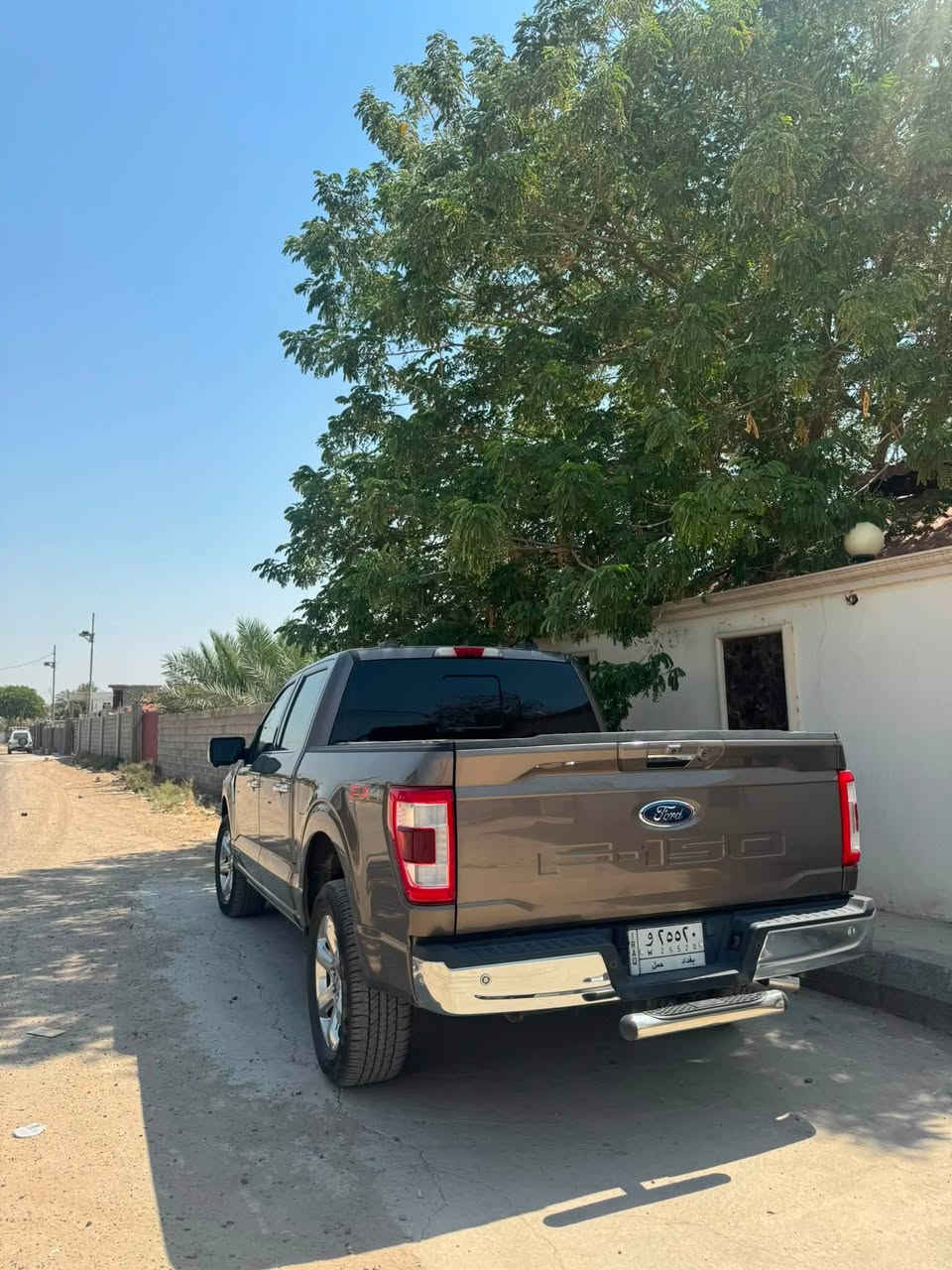 Ford F-150 Lariat PowerBoost Hybrid 2022 فورد اف ١٥٠ لاريات هايبرد فول مواصفات
مراوس ب لنكولن افيتور موديل حديث  

المواصفات:

* موديل: 2022
* الفئة: Lariat Full Option
* المحرك: 3.5L PowerBoost Hybrid Twin-Turbo EcoBoost V6
* ناقل حركة أوتوماتيك 10 سرعات
* نظام دفع رباعي (4×4)
* استهلاك وقود اقتصادي بفضل نظام الهايبرد
* جلد فاخر
* مقاعد كهربائية مع التدفئة والتبريد
* ذاكرة لمقعد السائق
* شاشة لمس كبيره
* عدادات رقمية 
* كار بلي Apple CarPlay وAndroid Auto
* كاميرات 360°
* حساسات أمامية وخلفية
* مثبت سرعة ذكي (Adaptive Cruise Control)
* نظام المحافظة على المسار
* نظام مراقبة النقطة العمياء (BLIS)
* تشغيل بصمة (Push Start)
* تشغيل عن بُعد (Remote Start)
* فتحة سقف بانورامية
* إضاءة LED أمامية وخلفية
* مرايا كهربائية قابلة للطي مع القفل
* باب خلفي كهربائي (Power Tailgate)
* نظام اختيار أنماط القيادة
* تكييف أوتوماتيكي ثنائي المناطق
* نظام صوت Bang & Olufsen
* مخارج كهرباء داخلية وخارجيةPro Power Onboard.

رقم الشاصي: 1FTFW1ED8NFA50272
صور الحادث مرفقه وممكن مراجعة تفاصيل الحادث من خلال رقم الشاصي

عداد المسافه 116 الف ميل

***********
