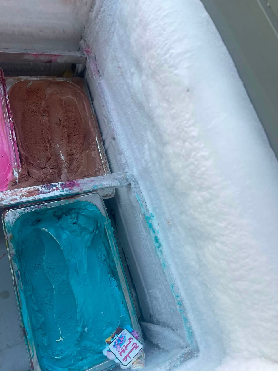 🍦 مجمدة آيس كريم (عرض) للبيع بحالة ممتازة 🍦
السلام عليكم.. متوفر مجمدة آيس كريم مخصصة للعرض والبيع، نظيفة جداً وجاهزة للشغل مباشرة:
 المواصفات: تتسع لـ 12 بلانك (حافظة).
 نظام التبريد: فريس (ملاحظة ) خارجي.
 الحالة: شغال وتبريد ممتاز 100% وبدون أي مشاكل.
 الاستخدام: مثالية جداً للمحلات، الكافيهات، أو محلات بيع المثلجات.
📍 التفاصيل الإضافية:
 الموقع: بغداد / الدورة
 السعر: [اكتب السعر هنا، أو اكتب: قفل / مراسلة]
 طريقة التوصيل: [اكتب إذا يوجد توصيل أو الاستلام من الموقع]
📞 للتواصل والاستفسار:
يرجى الاتصال على الرقم: ***********
أو المراسلة عبر الواتساب مباشرة.
