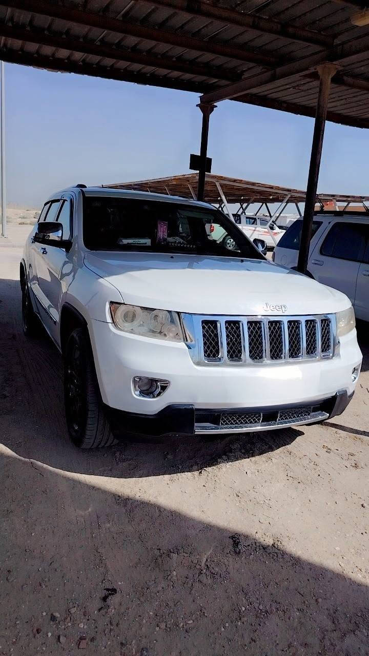 من رخصه الادمن المحترم.. جيب شيروكي موديل ١٣ اوفرلاند أعلى فئه وارد ضربتهه باب السائق ولخلفه رادار أمامي كروز حساسات مقاعد تدفئه وتبريد تحكمات ستيرن وستيرن تدفئه ساخن تبريد قطعتين بحاله جيده بانوراما وفتحه بانوراما ومعروفه بعد مواصفات الاوفرلاند سقف لايتات زنون مري جانبيه متحركه على البك سبع سماعات ودمام خلفي إطارات جديده محرك همي 5.7 السعر ١٤٥ $مكان البصره رقم الهاتف ***********
