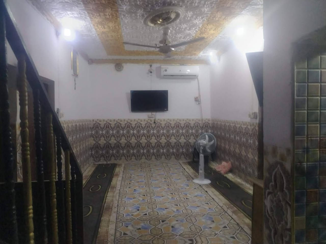سلام عليكم بيت البيع مساحته 200 بي زراعي غرفتين وصاله واستقبال وصحياات داخليه وخارجية   وممر داير ما داير البيت والبيت حلو ومرتب ونضيف إلي يحب يتواصل ويانه سعره 60  وهذه رقمي  *********** ديوانيه حي لامين  أول ملعب شهيد جمال
