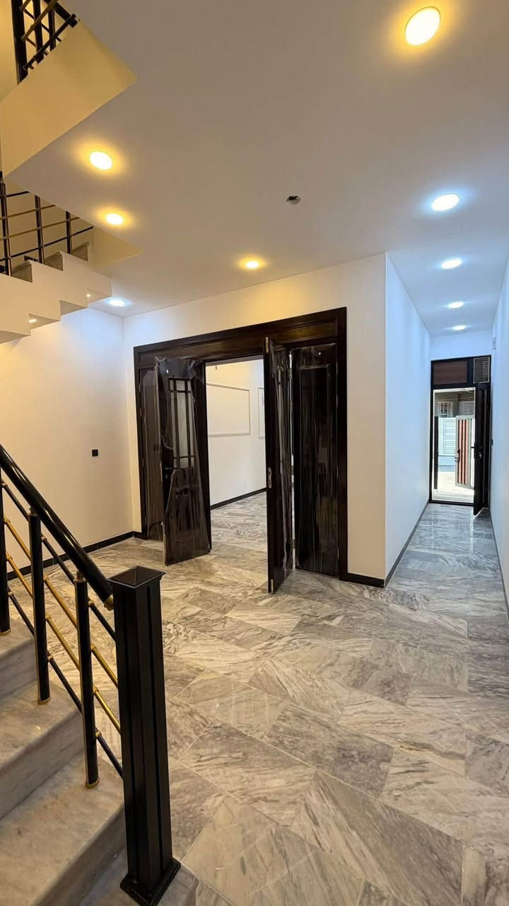 ‏سلام عليكم مشتمل للبيع المساحة 100 الواجهة خمسة نزال 20 حي الجهاد 📍المسألة والعدالة مجاور مجمع النسيم قرب شارع العام المؤدي إلى جسر العامرية محتويات العقار أربع غرف نوم + صحيات العدد اثنين بناء حديث غير مسكون السعر والاستفسار *********** ونستقبل كافة العروض العقارية
