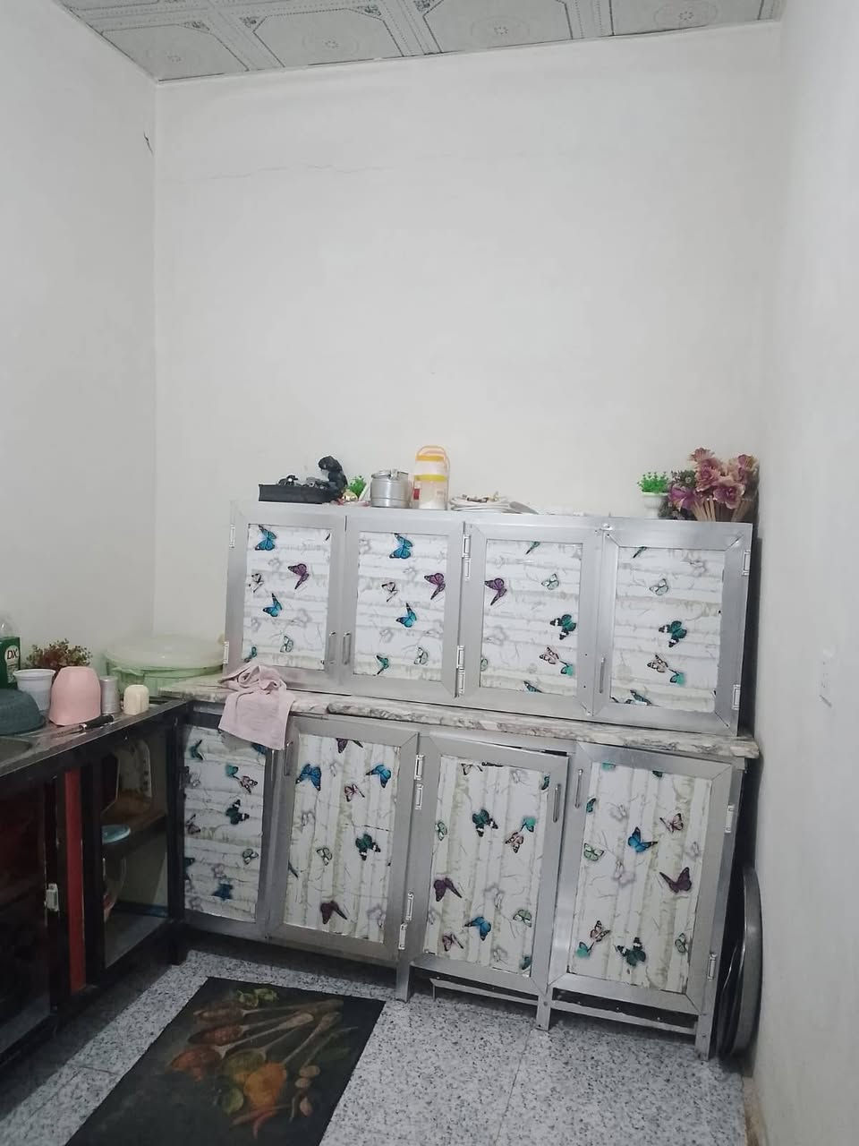 السلام عليكم يتوفر بيت للبيع مساحه 100متر طابو زراعي يتكون البيت من غرفه صاله مطبخ دوانيه صحيات داخليه وخارجيه بناء جديد العنوان ابو الخصيب حمدان قرب جامع التقوى كل الخدمات متوفره سعر البيت 65وبي مجال ***********
