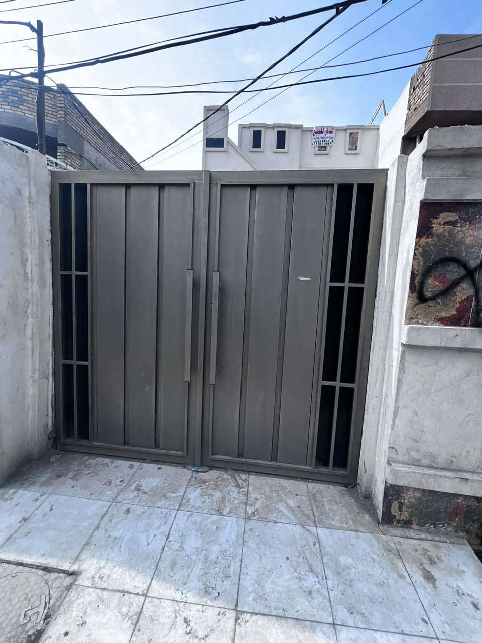 منزل ١٥٠ متر واجهته ٦ متر ونزال ٢٥ يحتوي على كراج  و استقبال مع مطبخ بارد ومطبخ حار وصالةوغرفة
منزل ١٥٠ متر واجهته ٦ متر ونزال ٢٥ يحتوي على كراج  و استقبال مع مطبخ بارد ومطبخ حار وصالةوغرفة 
ومنور والطابق الثاني يحتوي على غرفتين وصالة 
المكان الرئاسة مجاور بيت الحافظ للاستفسار التواصل على رقم الهاتف 
***********
