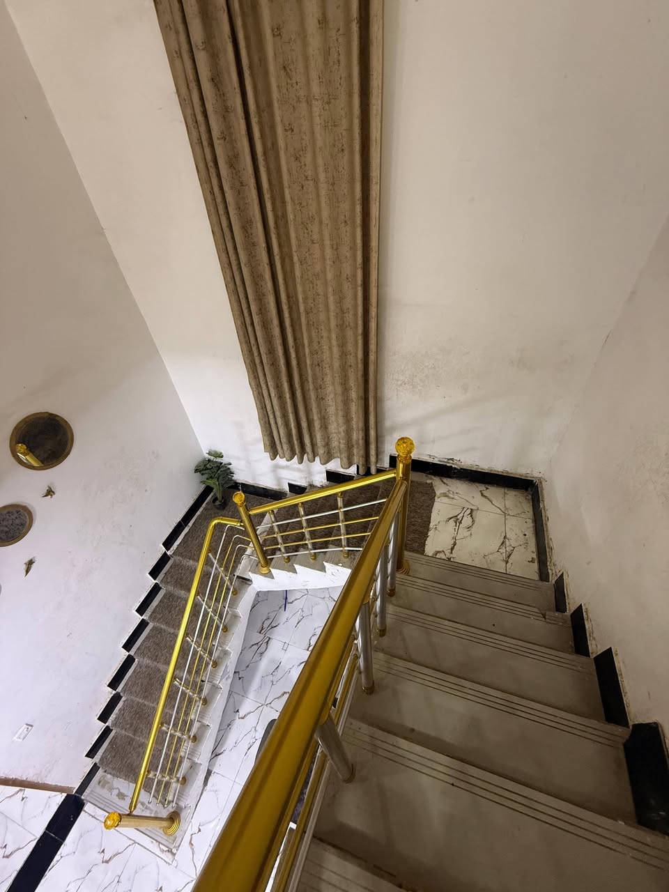 السلام عليكم ورحمة الله وبركاته
دار سكن للبيع طابقين🏚
***********
العنوان أبي الخصيب أبو كوصره
المساحه 120م

بناء شخصي درجه أولى
شارع 10 متر تبليط 🛣
ثاني بيت عن شارع رئيسي أبو كوصره 
جميع الخدمات متوفره
منطقه سكنيه هدوء ومرتبه

محتويات البيت ⬇️
دوانيه 4-6
مطبخ مفتوح على صاله
غرف منام 2 كبار 4-6
طابق الرضي يحتوي على غرف1
وطابق ثاني غرف1 وصحيات
صحيات داخلي وخارجي

نوع العقار طابو ملك صرف زراعي عراقي سند 25

السعر 70وبي مجال
للاستفسار ***********

