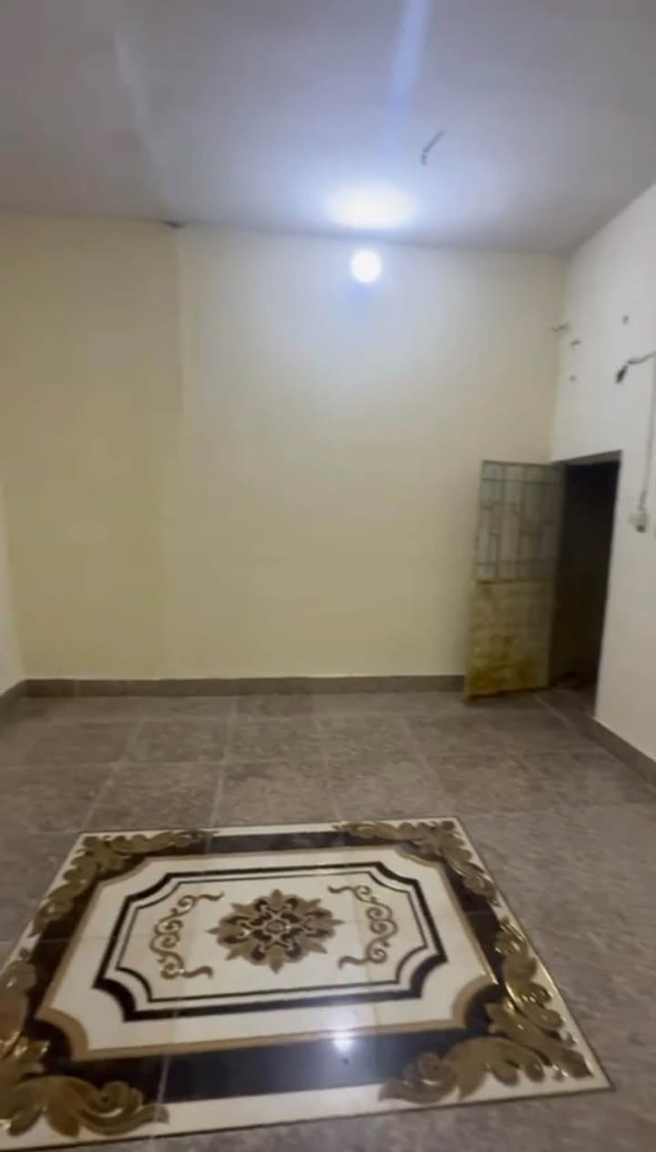بيت للايجار (قرب بيت سيد صدام)يحتوي على غرفه وديوانيه وصاله ومطبخ وصحيات وكراج ومنور السعر 450 الف شامل الماء والكهرباء
واتس ***********
