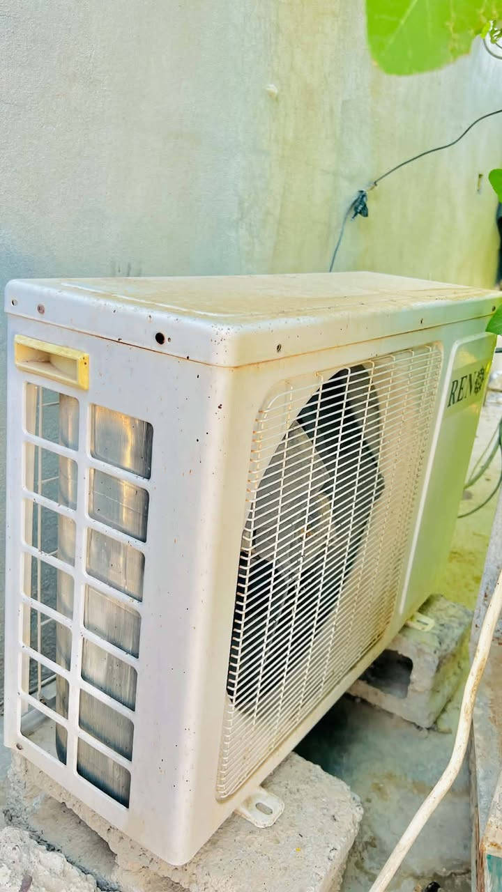 السلام عليكم سبلت للبيع نضيف شغال تدفئه تبريد الوزن طن السعر قفل 100 الف الهاتف ‏‪***********‬‏
