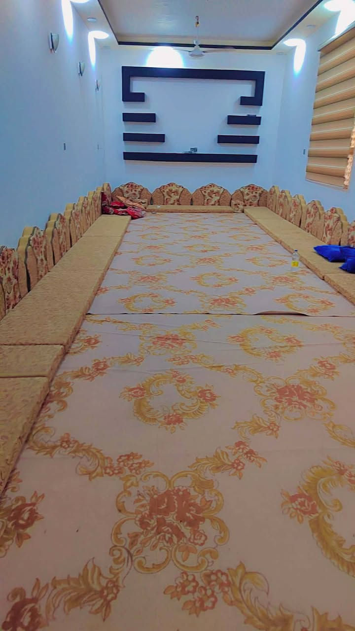 ياالله
بيت للبيع المساحه 250 متر بناء طابقين 
بي 4 غرف وستقبال البيت جاهز من كلشي 

كهرباء ماء ومدارس بصفه 
العنوان طريق كربلاء نجف عمود 360 
خلف الحسينيات مباشر يبعد 150 متر شارع تبليط عليه 
***********
