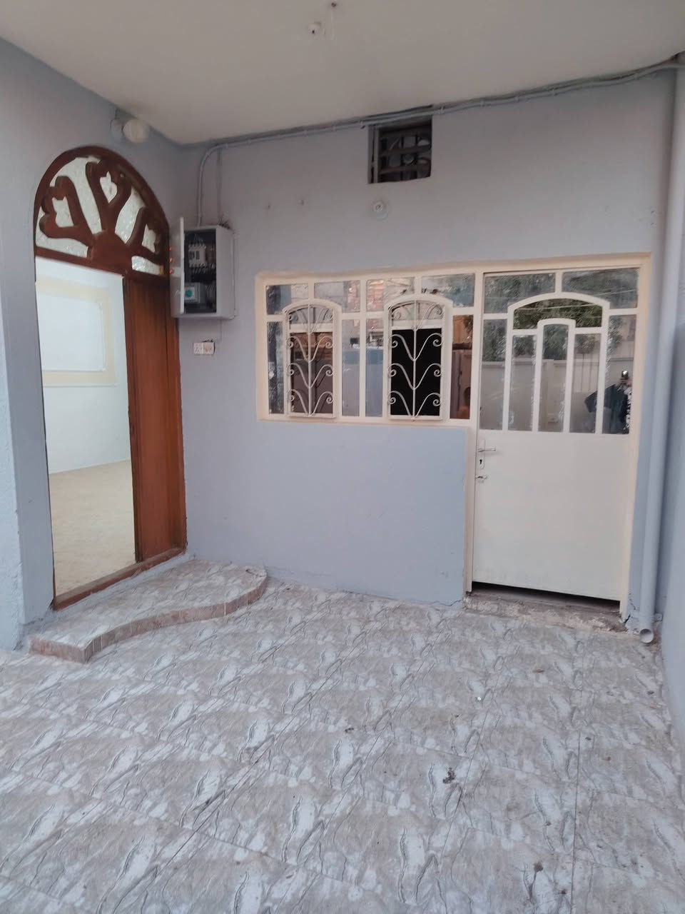 دار للبيع المساحه ١٦٠ سند ٢٥ المكان حي معلمين خلف الجامع شارع أبو نيران بل زاعي يتكون الطابق الأول من استقبال ومطبخ و صاله وغرفه نوم وحده وصحيات وطابق يتكون من غرفتين نوم وبيتونه السعر ١٣٥ وبي مجال الاستفسار على هذا الرقم ***********
