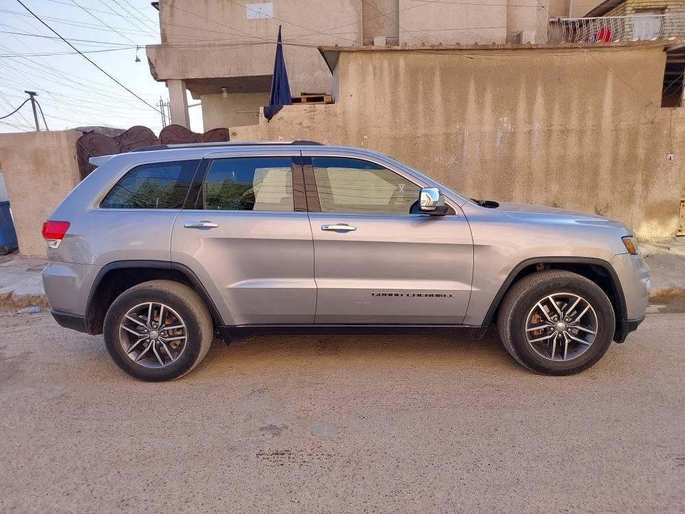 السلام عليكم للبيع او مراوس جيب لاريدو موديل ٢٠١٧ فول مواصفات تدفئة وتبريد قطعتين شاشه كاميرا كشن كهرباء بنوراما كشنات جلد فور ويل انظمه قيادة جنطه كهرباء حساسات تحكمات حادثها جاملغ خلفي وجاملغ امامي صفحه السائق دواخل نظيفه صبغ بجم وصفحه السائق وعندي الصور قبل الصبغ مكانها بغداد الدوره ابو دشير هاتف *********** سعرها ١٥٨ رقم بغداد دولي جديد بغداد, العراق
