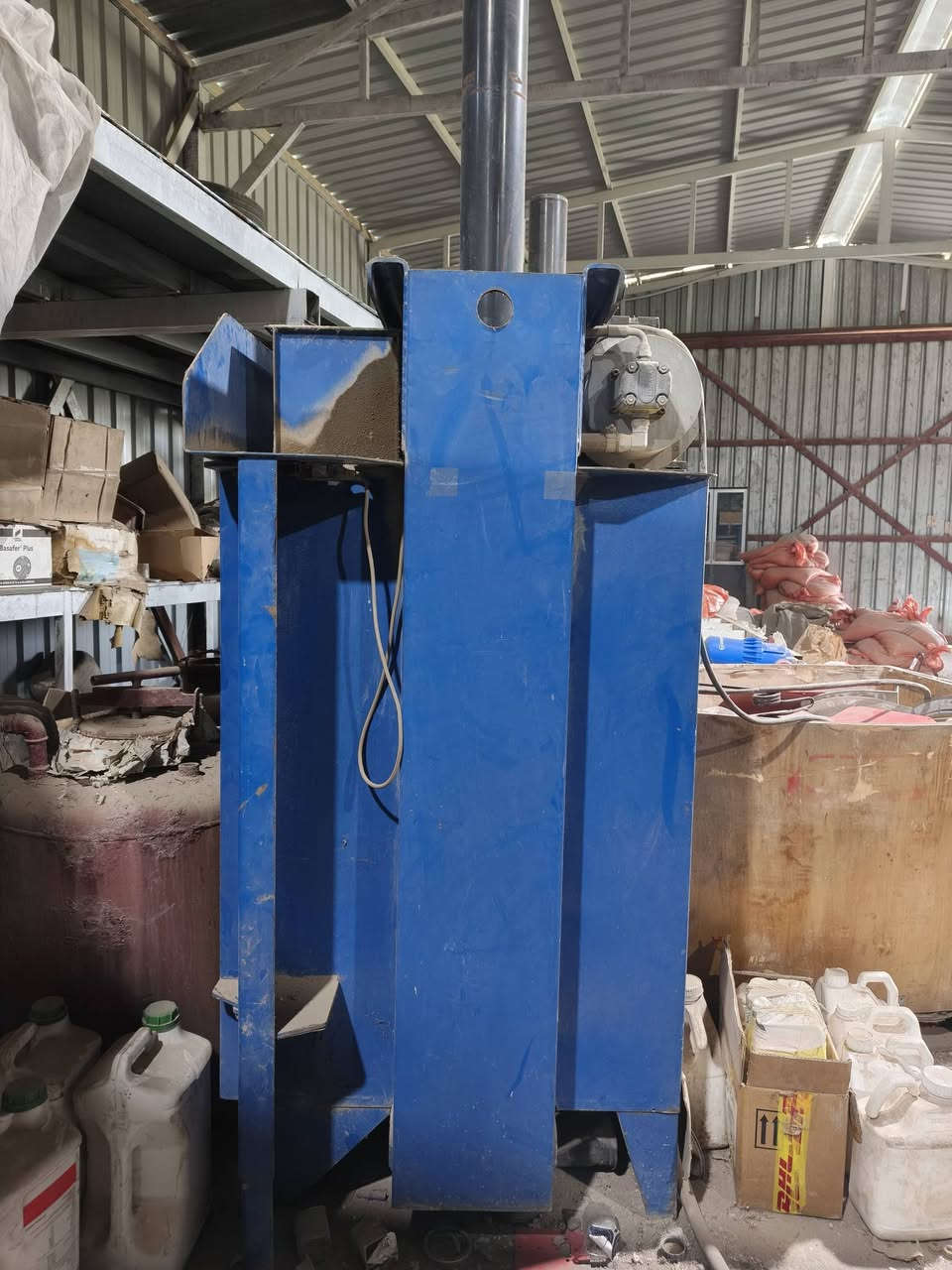 كابسة براميل حديد MACFAB - صناعة إيرلندية
الكابسة من شركة MACFAB SYSTEMS LTD الإيرلندية، وهي شركة متخصصة بمكائن كبس وضغط النفايات والمخلفات.

النوع : MACFAB Drum Crusher الاستخدام كبس وسحق البراميل الحديدية الفارغة

سعة البرميل لحد 220 لتر

قوة الكبس تصل إلى 24 طن

نسبة تقليل الحجم : تقريباً 5:1

وزن الكابسة : 690 كغم

الارتفاع : 2.587 متر

العرض : 1.190 متر

العمق: 1.000 متر

ارتفاع النقل حوالي 1.80 متر

المحرك 11

الأمبير : mp3

الكهرباء : 380-400 فولت / ثلاثي الطور 3 Phase مستوى الضوضاء حوالي 68 B حجرة الكبس مغلقة بالكامل لزيادة الأمان أثناء التشغيل.

الكابسة تستقبل البراميل الحديدية الفارغة سعة 220 لتر وتضغطها إلى شكل مضغوط جداً، وبالتالي تقلل المساحة اللي تحتاجها للخزن والنقل.

وبيها أيضاً نظام لتثبيت البرميل داخل حجرة الكبس، إضافة إلى إبر/Spikes تثقب البرميل حتى تساعد على تصريف أي بقايا سوائل، مع حوض تجميع سعة 30 لتر مربوط بصمام تصريف.

ومن مميزات تصميمها أن نقاط رفع للرافعة الشوكية موجودة بالقاعدة، حتى يسهل نقلها وتحريكها بالموقع

Serial Number: MF N0029

Weight: 690 KGS

Month & Year of Manufacture: 10 / 2011

Manufacturer: MACFAB SYSTEMS LTD

Country: Ireland

العدد : 2 كابسة
للاتصال والاستفسار
***********
