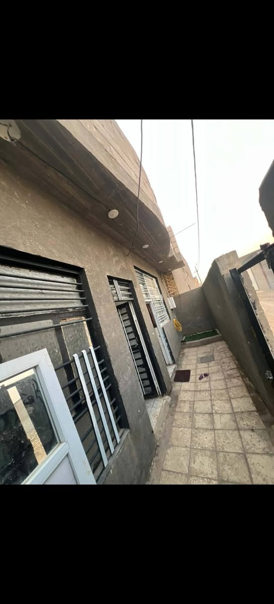 السلام عليكم
بيت للبيع 🏘
بنسيج قرب مطعم عدنان 
مساحته 100م مربع 10×10
بناء جديد كونكريت مسلح بناء طابوق فقط ستاره بلوك 
يحتوي البيت 
غرفه منام
واستقبال 
مطبخ مفتوح ع صاله 
ومنور 
صحيات داخليه وخارجيه 
سعره 35وبي مجال للشراي 
اي استفسار خاص مفتوح

