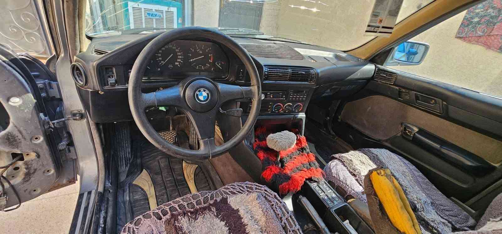 للبيع بي ئم 
535مفتوح 
موديل 1991
رقم مثنى 
السياره  مبدل كير ومكينه جديد 
سنويه ساقطه من 2021
سياره نفس ما هيه كدامك  
بيها جاملغ السايق خفيفه ممصلحه 
السياره جاهزه يحتاجلها بس ترتيب  دواخل 
***********
السياره موجوده بكربلاء
 السعر  30$
