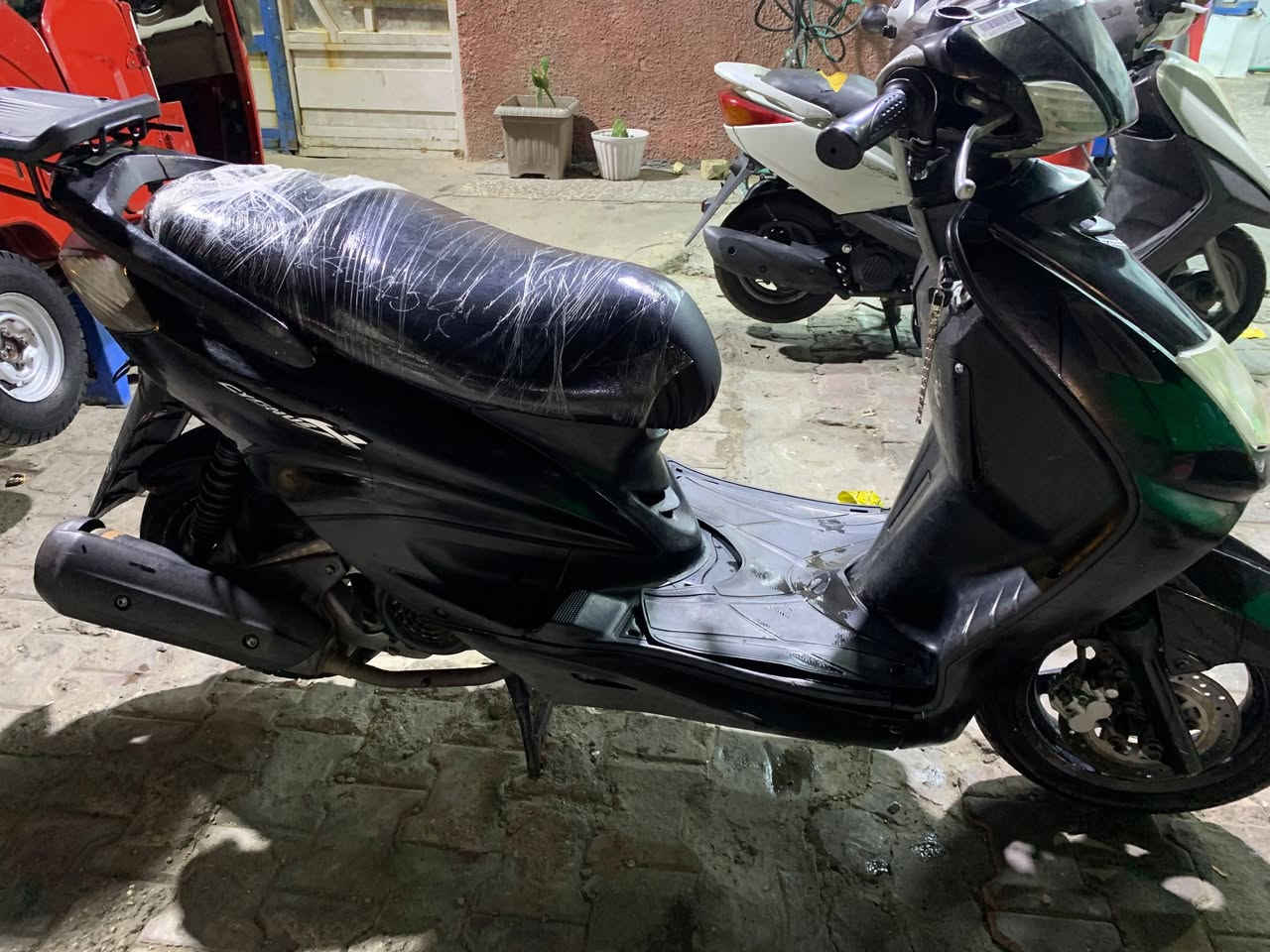 سكنس 110 ياباني استان حساس الدراجة جديده مابيها نقص كله شغال وابلادي كهربائيات دبلات تايرات كله شغال قفل استيرن قفل جنطه ابريكات خلفي امامي اوراقها كامله الدراجه خير من الله مابيها نقص شي دهن جديد    السعر 550 بيها مجال  مكاني بغداد مدينة الصدر  ***********
