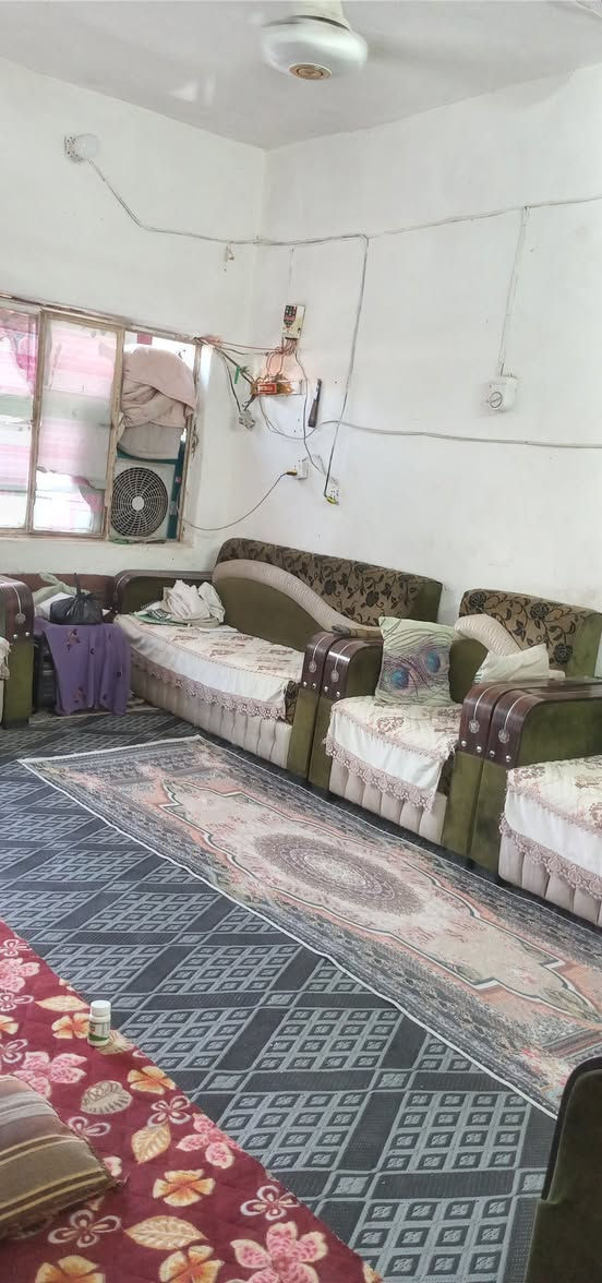 السلام عليكم بيت للبيع المساحة ١٠٠متر الواجهة ٥ والنزال ٢٠ يحتوي على إستقبال وغرفة وصالة مع صحيات خارجية والسقف عقادة مع درج خارجي زراعي سند ٢٥ المحموديه حي السيدة زينب السعر ١٧ وبي مجال الشراي يتصل على الرقم 078‪14422120 بي واتساب مستعجل على بيعة
