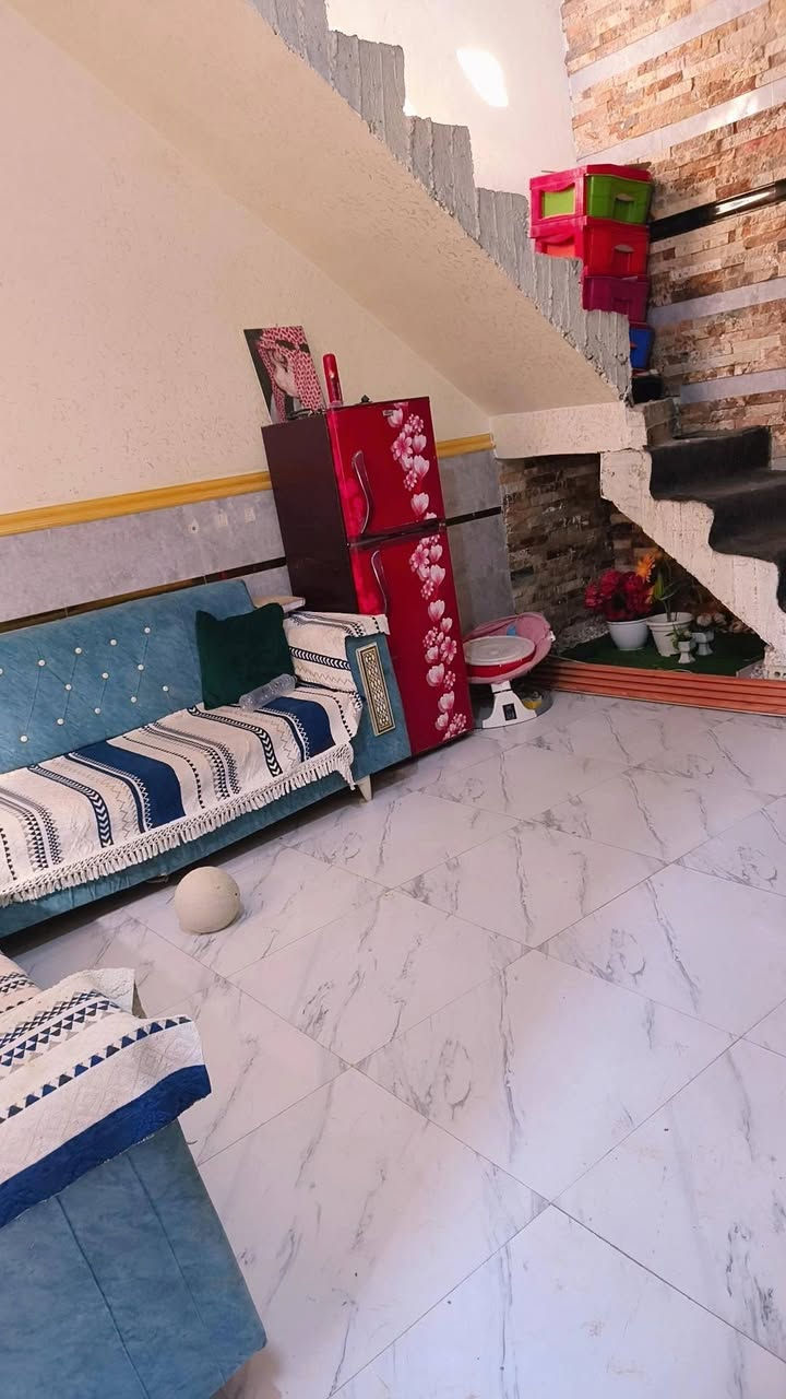 بيت للبيع 75 متر بي استقبال وغرفة نوم وصالة ومطبخ صحيات
داخلي وخارجي طابق ثاني كامل للنص خدمات كلهه موجودة سند 25 مكانة الرشدية سايدين تبليط الجديد  ملعب هادي السعر 40
للتواصل ***********
