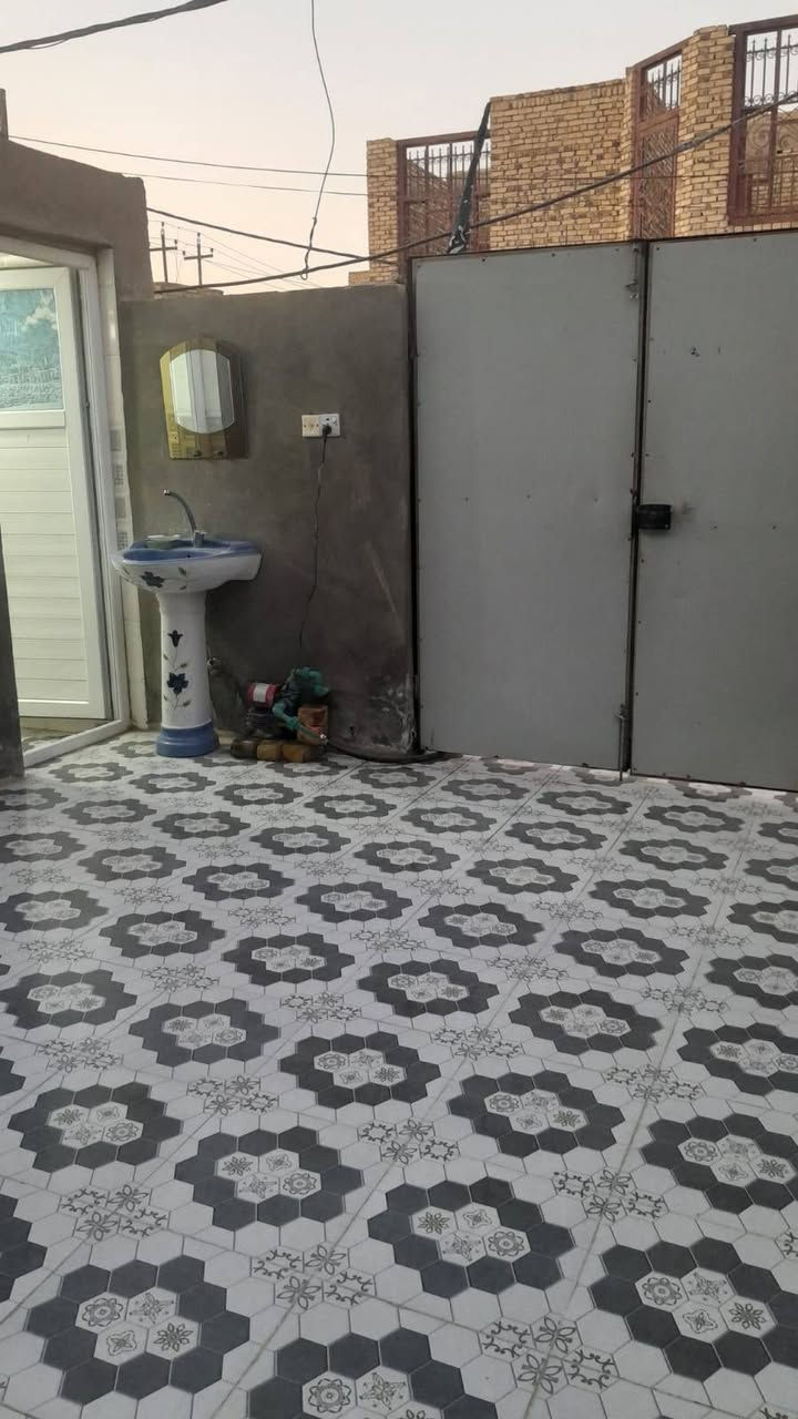 🏡 دار للبيع – حي الفرات / مقاطعة 23

📐 المساحة: 132 م²
🏗️ بناء حديث وكونكريت مسلح، والدار مجهزة بكافة الخدمات.

الطابق الأرضي:
• حمامات داخلية وخارجية
• طارمة واسعة
• استقبال خارجي مفتوح على الداخل
• صالة كبيرة
• مطبخ حار وبارد
• مناور عدد 2
• غرفة نوم واحدة

الطابق الثاني:
• غرفتا نوم مع صحيات
• صالة
• سطح واسع

🛋️ البيع مع الأثاث أو بدون أثاث حسب الاتفاق.

📍 الحي مخدوم بالكامل:
ماء • كهرباء • مجاري • إنترنت ضوئي • تبليط وأرصفة مقرنصة

💰 السعر: 165 مليون

🎥 جميع التفاصيل موضحة داخل التصوير.

📩 للاستفسار: مراسلة الرقم *********** فقط
🟢 يوجد واتساب على الرقم

⚠️ رجاءً، اللي مو جاد بالشراء لا يدخل خاص.
