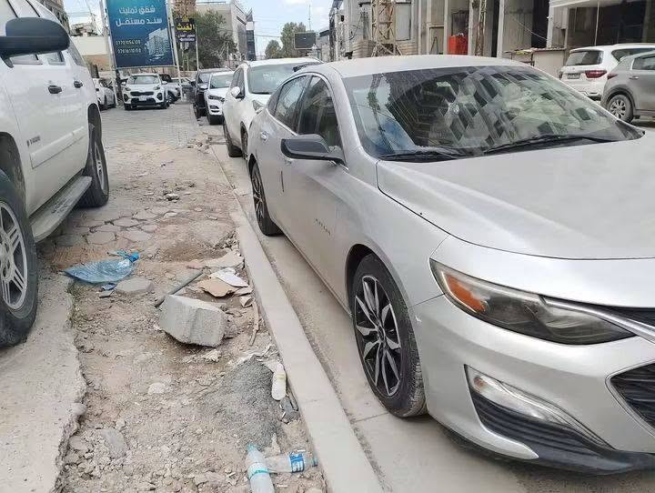 مراوس
ماليبو موديل 2020 فئه RS
رقم اربيل

1. الأداء والمحرك

• نوع المحرك: 4 أسطوانات، سعة 1.5 لتر مع شاحن توربيني (Turbo).

• القوة الحصانية: حوالي 160-163 حصان.

• عزم الدوران: 250 نيوتن متر.

• ناقل الحركة: أوتوماتيكي بنظام CVT (لتحقيق أفضل سلاسة واستهلاك وقود).

• نظام الدفع: دفع أمامي (FWD).

• سعة خزان الوقود: حوالي 60 لتر.

2. المواصفات الخارجية (طابع RS الرياضي)

تتميز فئة RS بلمسات تجعلها أكثر هجومية من الفئات العادية:

• الشبك الأمامي: شبك أسود رياضي مع إطار من الكروم.

• الشعارات: شعار شيفروليه (الفيونكة) باللون الأسود حصرياً لهذه الفئة.

• العجلات (الجنوط): جنوط ألمنيوم مقاس 18 إنش بتصميم رياضي.

• الجناح الخلفي: جناح (Spoiler) مدمج على غطاء الصندوق الخلفي.

• العادم: مخرج عادم مزدوج بفتحات من الكروم.

3. المقصورة والترفيه

• الشاشة: شاشة تعمل باللمس مقاس 8 إنش تدعم نظام Chevrolet Infotainment 3.

• التوصيل: دعم كامل لنظامي Apple CarPlay و Android Auto.

• المقاعد: تعديل كهربائي لمقعد السائق (8 اتجاهات).

• المقود: مغطى بالجلد مع أزرار تحكم في الصوت ومثبت السرعة.

• التشغيل: نظام الدخول الذكي وتشغيل السيارة بلمسة زر (Keyless Start/Open).

4. أنظمة الأمان والسلامة

• الوسائد الهوائية: نظام متكامل يضم 10 وسائد هوائية (أمامية، جانبية، وللركبة).

• الكاميرا: كاميرا رؤية خلفية عالية الدقة.

• الأنظمة الإلكترونية:

• نظام StabiliTrak للتحكم الإلكتروني في الثبات.

• نظام مراقبة ضغط الإطارات.

• فرامل مانعة للانغلاق (ABS) وتوزيع إلكتروني للفرامل (EBD).

 حادثها مبين ضمن الصور رقم اربيل و موقعها حاليا بغداد و للاستفسار الاتصال على الرقم / ‭***********‬
