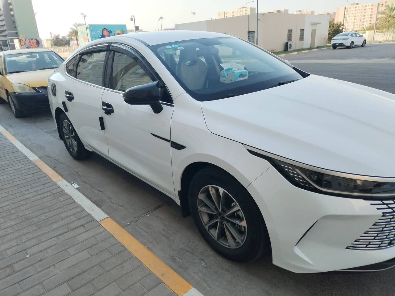 السلام عليكم سيارة للبيع بي وايدي موديل ٢٠٢٥ ديستريور مكفولة كفالة ماشيه ٢٠ الف على وضع الشركة سيارة مال بيت اي نقص مابيه الشراي يتصل على هذا الرقم *********** بغداد الجديدة
