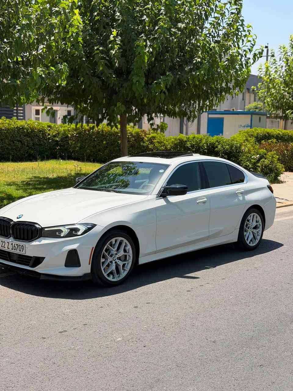 السلام عليكم 
للبيع Bmw 330i
مواصفات XDrive
قطعة وحدة صبغ فقط بنيد 
موديل 2025
مواصفات الي بيها 
كاميرا خلفيه، فتحة سقف ، مستشعر وقوف ،بصمة تشغيل عن بعد ،تدفئة المقاعد ،نقط عمياء ،مصابيح الأمامية ليد ،شاشة،ابل كاربلاي ، مثبت سرعة ،الضوء العالي تلقائي ،اضاءة داخلية متعددة الالوان ،أنظمة قيادة ،نظام فرملة الطورئ 
سعرها 320 وبيها مجال 
جاهز مرقم كامل سنوية وهزة وكلشي جديد 
ماشية 70000ml
محرك 2.0T تيربو 

***********
