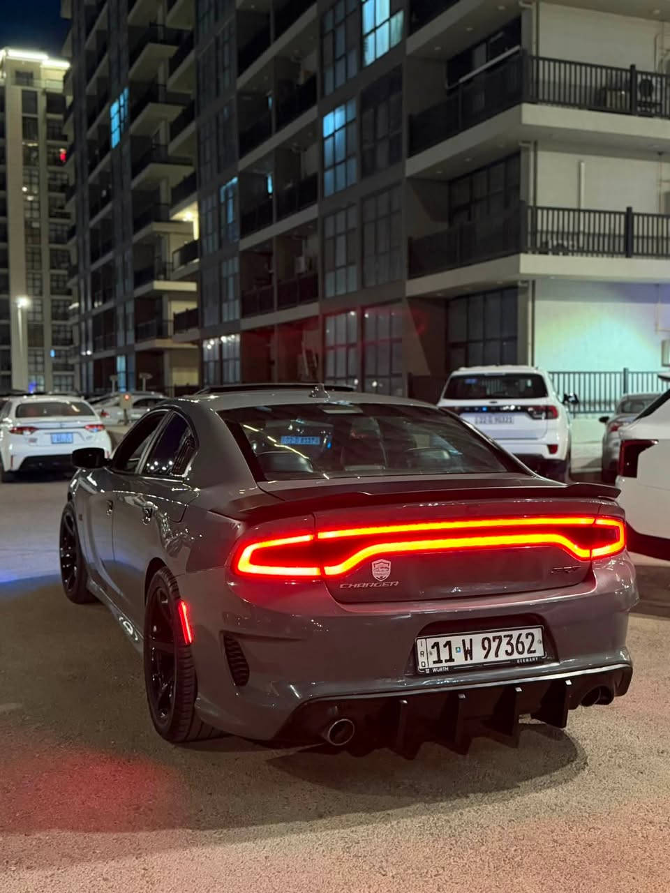 السلام عليكم 

جارجر ٢٠١٨ سمنتي R/T  5700🚀اصل فول  

فتحة 
شاشه كبيره 
ويل نجمه 
عدسات اوركل متغير  
دبات سود صوت يخبل
بيها اضافات هوايه 
كير مكينه تبريد كله بالجيس و جديده بمعنى الكلمه 
السياره بيها قطع صبغ ابيعلك حزام حتى لتعبني 😩

السياره حلوه و ناصبه و داخلها بعد احلى 
بيها طختين ذاكرهن بالصور يرادلهم تكحيل 
غيرهن كلشي ميرادلها تشغل و تطلع 
السياره معروضه ب١٦٥ و بيها مجال 

***********
