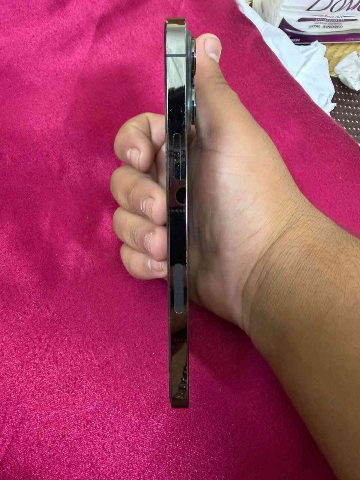 ايفون 13 pro max
ذ 256
ب 91 معلايه 
لون اسود 
شاصي كفاله 
الجهاز مبدل بي شاشه حالها حال الاصليه 
لا تعليك ولاحماوه ولا تختلف الوانها كلش مرتبه 
محدث اخر تحديث ios 27 مكاني بغداد البنوك 
السعر 600 وبي مجالل***********

نص مكتوب في الصور:
- القطع والخدمة تجمع Apple سجل تاريخ القطع والخدمة، وهذا السجل يعرض معلومات عن هذا الـ iPhone وحالته وتفاصيل إصلاحه. معرفة المزيد... سجل تاريخ الخدمة الشاشة غير معروف
- حالة البطارية والشحن كما هو الحال مع البطاريات القابلة لإعادة الشحن، بطارية الهاتف قابلة للاستهلاك وتصبح أقل فاعلية مع الوقت. معرفة المزيد... الحد الأقصى للقدرة 91% هذا قياس لقدرة البطارية مقارنة بقدرتها عندما كانت جديدة. قد تتسبب القدرة المنخفضة بتقليل ساعات الاستخدام بين عملية الشحن والأخرى. أقصى قدرة للأداء ستساعد الأنظمة المضمنة في النظام والمكونات في تخفيف آثار الأداء التي قد تلاحظها أثناء التقدم الكيميائي في عمر بطارية iPhone. شحن البطارية المحسن للحد من استنزاف عمر البطارية، يتعلم الـ iPhone من عادات الشحن اليومية، بحيث ينتظر ولا يتجاوز 80% حتى يحين موعد حاجتك إلى استخدامه.