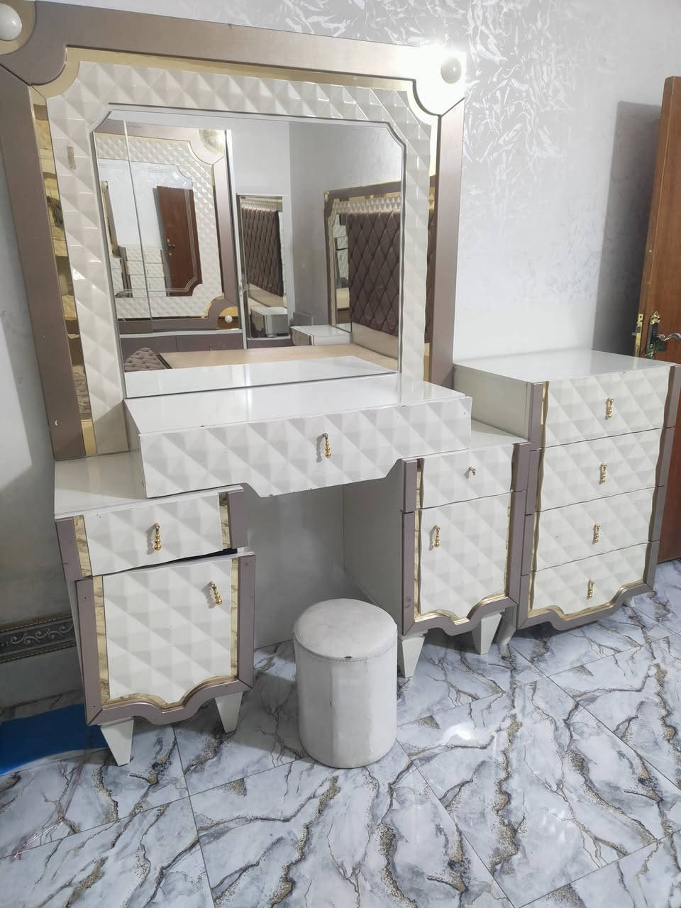 غرفه للبيع تركي 9 قطع كلش حلوه مثل مموضح برغي وچوي منام مالها حطاطه عراقي سعرها 700 وبيها مجال للستفسار ***********
***********
