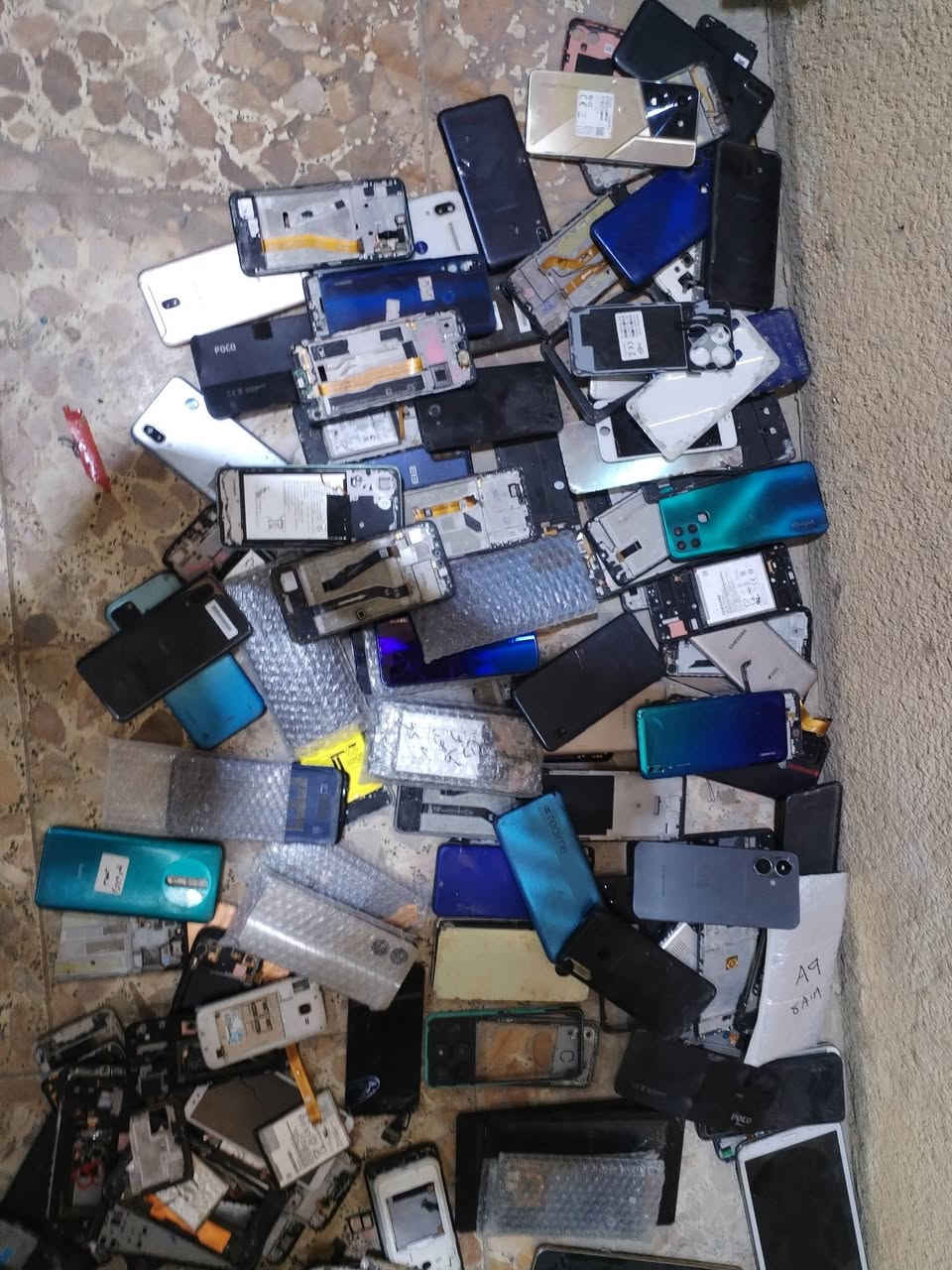 موبايلات بدون بوردات هواي انواع وياهن فلاتات انطيك وبطاريات ابيع شلع وياهن ب 200 الف مكاني بغداد حي الامين ***********

