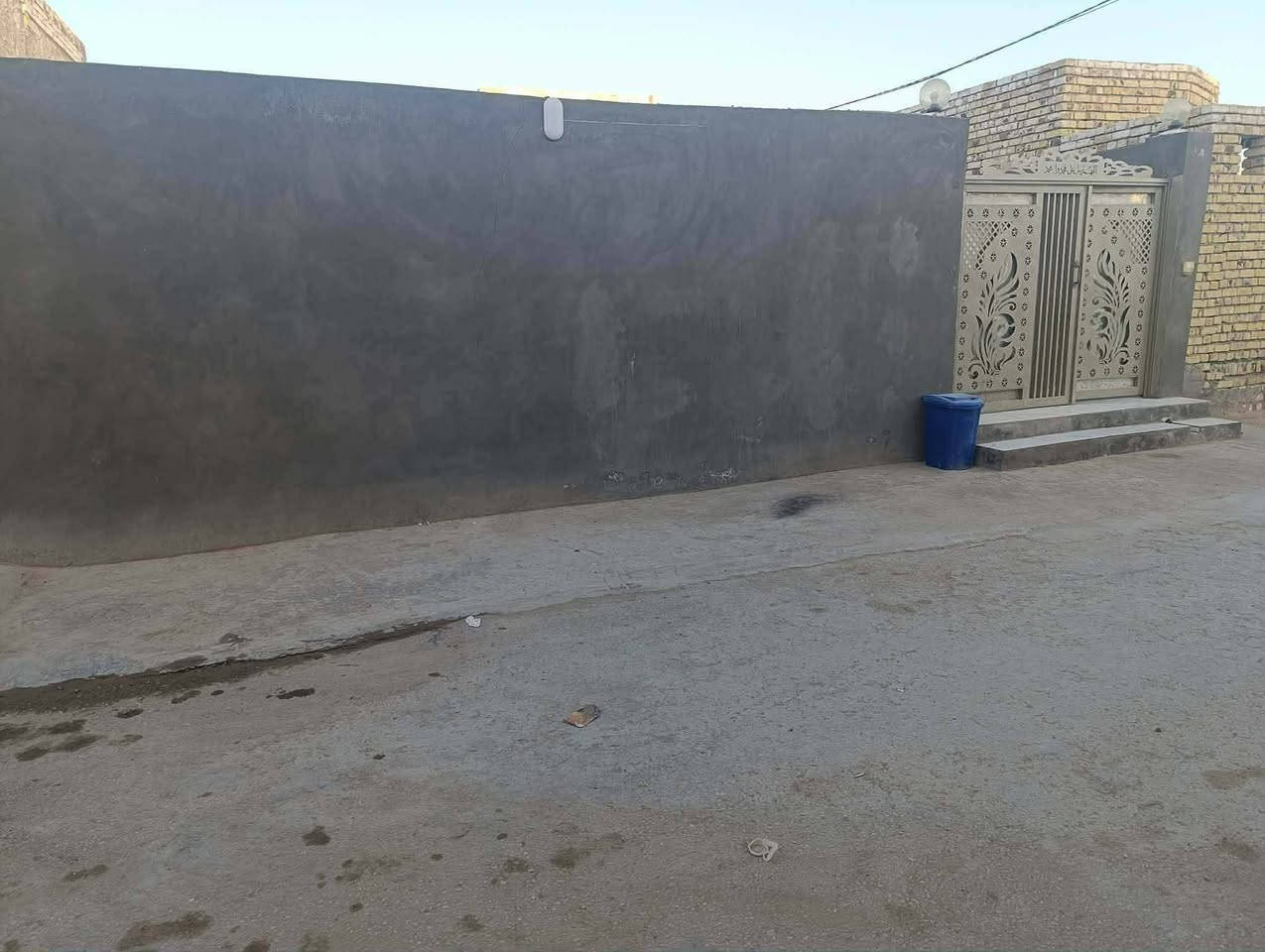 سلام عليكم دار 250 م شارع تبليط أساس صب بناء بلوك سقف عكاده يتكون من غرفتين صاله واستقبال ومطبخ صحيات داخليه وخارجية بيت جاهز سيراميك بورسلين حديقه بناء جديد السعر 60 وبي مجال عنوان سايدين مطار  قرب   شارع  علكم الشبلي تواصل ***********
