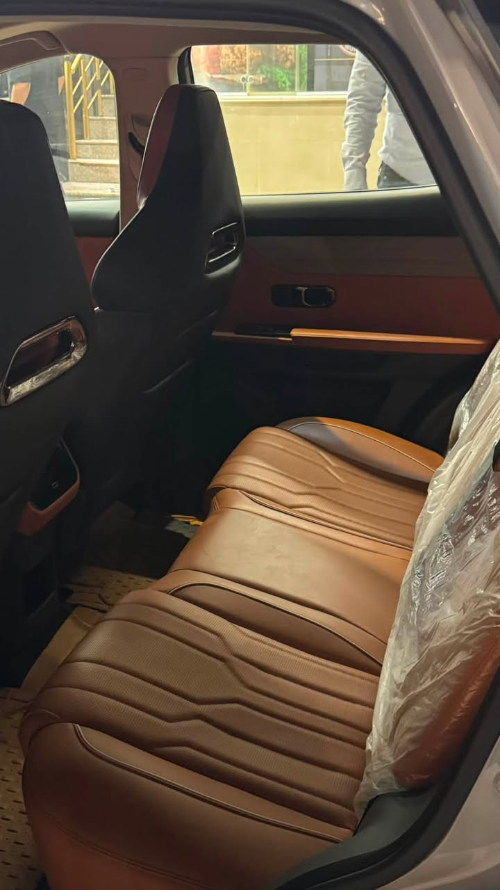 السلام عليكم مستعجل على البيع
بسعر مناسب

سويست S06 1.6L PREMIUM

لاكجري

العداد: 37 الف
السيارة مشمولة بالضمان لشركة هارلم
مكفولة كفالة عامة
المواصفات:
• إطارات قياس 20 إنج
• فتحة سقف بانوراما 1.1 م
• شاشة عرض ترفيهية قياس 15.6 إنج
• شاشة عدادات رقمية قياس 10.25 إنج
• مقصورة الركاب من الجلد الفاخر
• مقعد السائق كهرباء
• كاميرا محيطية 540 درجة
• مثبت سرعة مع رادار تفاعلي
• نظام مراقبة النقطة العمياء
• حساسات أمامية
• حساسات خلفية
• نظام أبل كار بلاي وأندرويد أوتو لاسلكي
• نظام صوتي متطور 8 سماعات من Sony
• بلوتوث / هاتف السيارة
• إضاءة ترحيبية
• صندوق كهربائي
• المرايا الجانبية قابلة للطي كهربائياً ومدفئة
• مصابيح أمامية أوتوماتيكية LED مع مصابيح نهارية LED
• نظام التحكم الذكي بالإضاءة العالية
• نظام تنقية الهواء بالأيونات PM2.5
• فلتر تنقية الهواء (N95)
• دخول ذكي (بصمة)
• تشغيل عن بعد
• خاصية إغلاق الشبابيك وفتحة السقف عن بعد
• شاحن هاتف لاسلكي سريع
• ماسحات الزجاج الأمامي مع حساس للمطر
• وضعيات قيادة متعددة
• نظام مراقبة ضغط الإطارات
• وسائد هوائية

السعر ٢٦ مليون وماكو هيج سعر

مكاني الديوانيه
للاتصال فقط ***********
