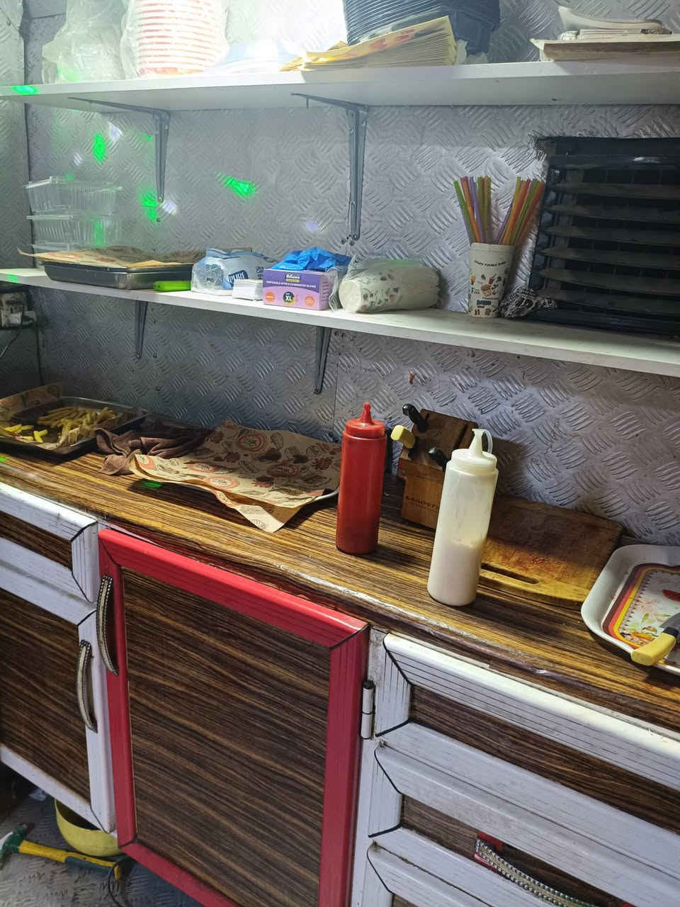 كشك وجبات سريعه للبيع بسعر مناسب الموقع سدة الوليد ع الشارع العام للاستفسار   لاتصال.   ***********
