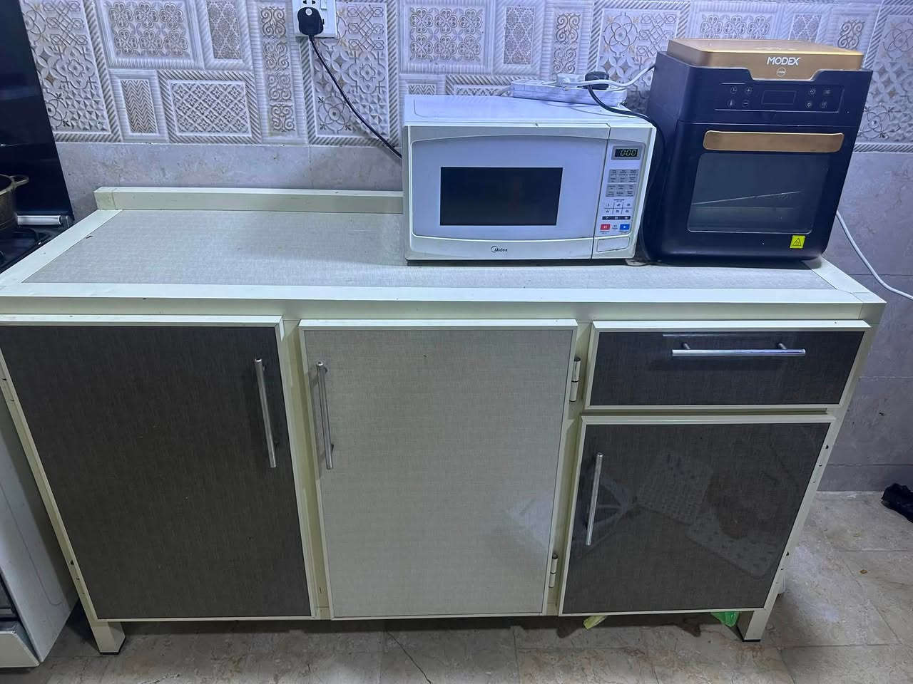 كاونتر مستخدم للبيع كامل سنك وانارة نضيف بس العامود  الحديد يحتاج تبديل عنواني بغداد شهداء البياع قرب سوق رضا 
السعر ٢٠٠ الف 
للتواصل ***********
