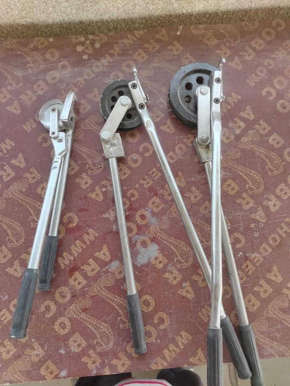 سلام عليكم سيت لاويات بوري نحاس الوزن الثقيل يتكون من  ٣ اثمان و٥ اثمان ونص السيت جديد وليس مستعمل  السيت الكامل ٥٠ الف القطعه الواحده ب٢٠ الف العنوان الدوره المعلمين خلف مطعم الغنام هاتف *********** علي ابو حسين
