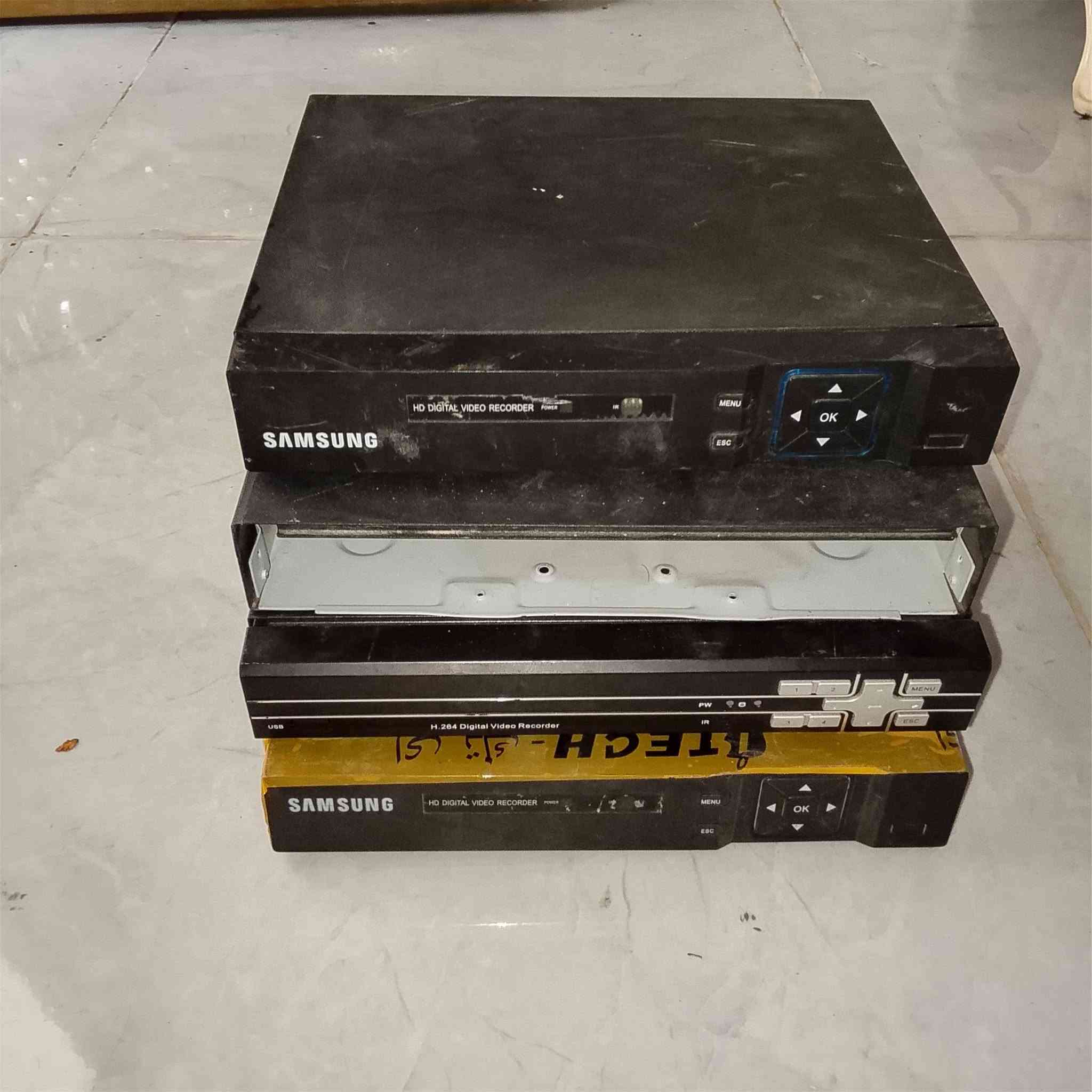 سلام عليكم
للبيع 4اجهزة dvr
2 يشتغلن واحد منهن 8جنل والثاني 4جنل بدون HD جديد غير مستخدم 
و2البقية اعتقد العطل مالتهن HD لأن يشتغلن بس بدون صورة 

وياهن6كامرات فحم 

نظام البيع فحم سعر الأجهزة 20 والكاميرات 6الاف 

توصيل موجود 
***********
