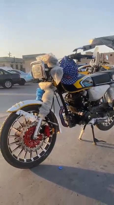 السلام عليكم دراجه موديل 26 سيفان للبيع محرك 250 ضاغطه وزنجيل تشغيل عن بعد نظافه 100% دراجه شوفه العين شرط كل شيء شغال  السعر مليون و 200 بها مجال شيء قليل الموشراي لا يخابر الرقم الهاتف فقط ***********
