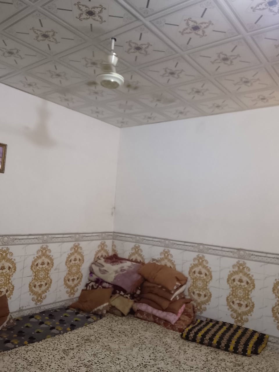السلام عليكم اخوان بيت لبيع في لحر منطقت الرشديهه 
مساحه 100.  مربعه.  ***********.
