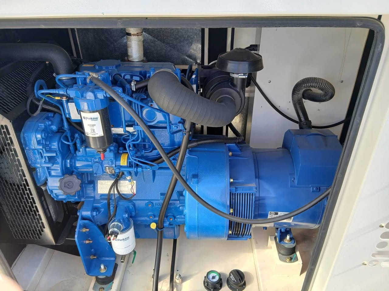 بيركنز افجي ولصن 3 بستم كاتم راس توليد لوري سومير 30KV 
التشغيل 1666 ساعه فقط  مع تانكي 1000 لتر حديد العنوان بغداد الكرخ
***********
