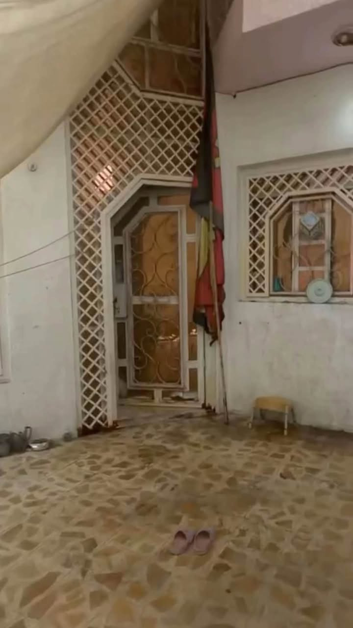 بيت للبيع دور النفط القديمه 
المساحه 150 م الواجهه 7 ونص 
طابقين 

قرب جامع الإمام المهدي عج 
ومقابيل ملعب  دور النفط الخماسي
للاستفسار ***********

نص مكتوب في الصور:
- 0:10 0:06- x1 رد
- بيت بدور النفط المساحه 150 متر طابقين