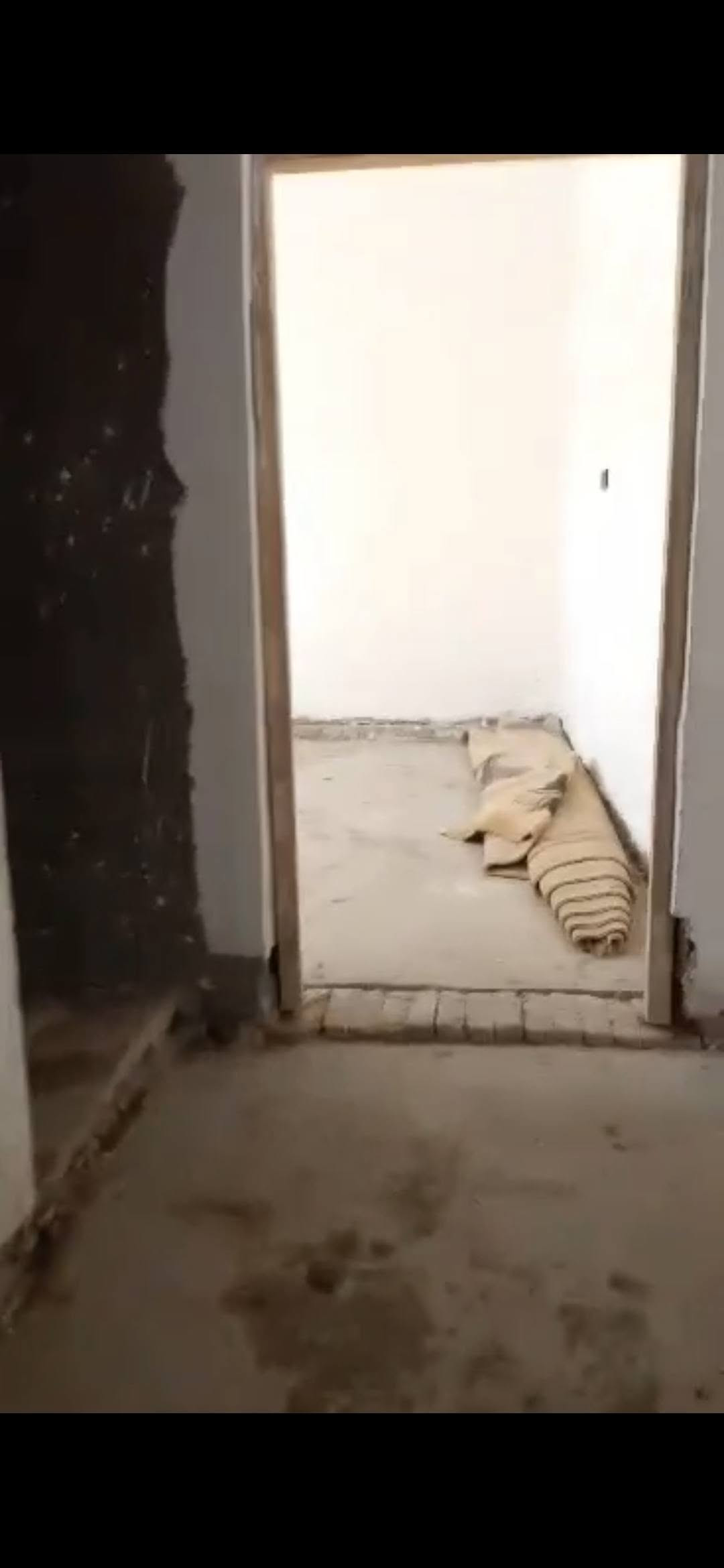 سلام عليكم  بيع مستعجل  بيت للبيع  210م   يتكون البيت من 3غرف نوم وصاله جبيره  وأستقبال ومطبخ حار وبارد وصحيات داخلية وخارجية البيت كامل  حته تشطيب الماي والكهرباء كامل بي نقص بس أرضيه سند25  مداور بأسم المشتري مرقم ومشمول بالتطويب العنوان الديوانية مقابل حي الحضاره البو جاسم  شارع اب وائل السعر ٣٣ وبي مجال  ***********+*********** واتساب ***********

