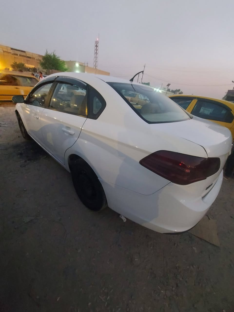 سلام عليكم من رخصت ادمن برني البيع بابل سكندريه مجمع حطين *********** سعر٦٣وبيهة مجال شي قليل سيارة مكفوله من اي ضربه بس صبح دواير قليله اثرشخوط
