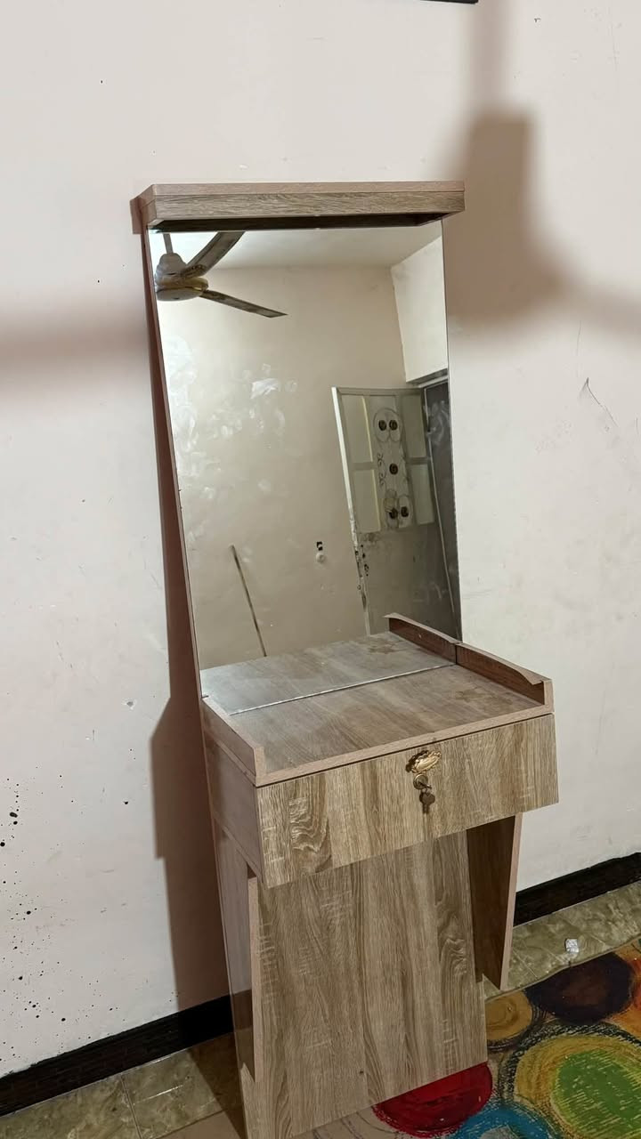 ميز حلاقة للبيع كلش نضيف راسلني واتساب ***********
