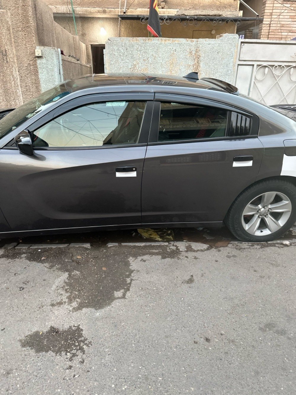 جارجر للبيع موديل ٢٠١٩. ماشية ٩٥ميل حقيقي مواصفات 
اس اكستي
فتحة سقف
كشنات مخملي بلادي 
كراسي كهرباء
تبريد ثلج قطعتين 
ابواب بصمة +الجنطة بصمة 
تشغيل عن بعد 
اللون نفطي 
تحكم استيرن +مثبت سرعة 
شاشة وسط  كاري بلي  
لايت زنون  محرك ٦سلندر  ٣٦٠٠
صدر امامي جديد 
صدر خلفي بلادي جديد  تخم تايرات جدد  
دسكات جدد.  +فيت بم جديد  
سيارة خاصة مال بيت ممشتغلة خط 
حادثهة من امريكا جاملغ امامي ايسر جزء بارد
باب سايق مبدل بالخارج باب خلف السايق صبغ.  جاملغ خلفيّ ايسر حگ شبر كلير  
سيارة سليمة بدون دواخل شواصي ولغود سليمة  بچم كبس  والايرباكات بلادية 
السعر ١٩٠وبيهة. مجال للطيبين بدون زحمة لحد يكسر بحلال الناس مكاني بغداد والسيارة رقمهة شمالي اربيل و باسمي والتحويل مباشر للاستفسار ***********