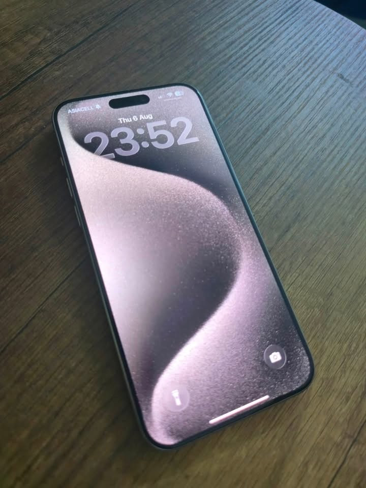 للبيع: آيفون ١٥ برو ماكس (iPhone 15 Pro Max) 📱✨
الجهاز بحالة ممتازة، نظيف جداً كما هو موضح في الصور.

المواصفات الأساسية:
🔋 صحة البطارية: 87٪
💾 الذاكرة: ٢٥٦ جيجابايت
⚙️ اللون: تيتانيوم سيلفر

الجهاز مكفول من زلغ نضافه 100 جهاز بحاله الوكاله 

ملحقات كامله 
💰السعر: 1060  دينار
📍الموقع: ميسان 

***********

نص مكتوب في الصور:
- 7:16
- حالة البطارية
- عادية
- تعمل بطارية iPhone هذه على النحو المتوقع. حول البطارية والضمان...
- الحد الأقصى للقدرة
- ٨٧%
- هذا قياس لقدرة البطارية مقارنة بقدرتها عندما كانت جديدة. قد تتسبب القدرة المنخفضة بتقليل ساعات الاستخدام بين عملية الشحن والأخرى.
- عدد الدورات
- ٦٥٨
- هذا هو عدد مرات استهلاك iPhone لقدرة البطارية. معرفة المزيد...
- تاريخ التصنيع
- كانون الأول ٢٠٢٣
- أول استخدام
- آذار ٢٠٢٤
